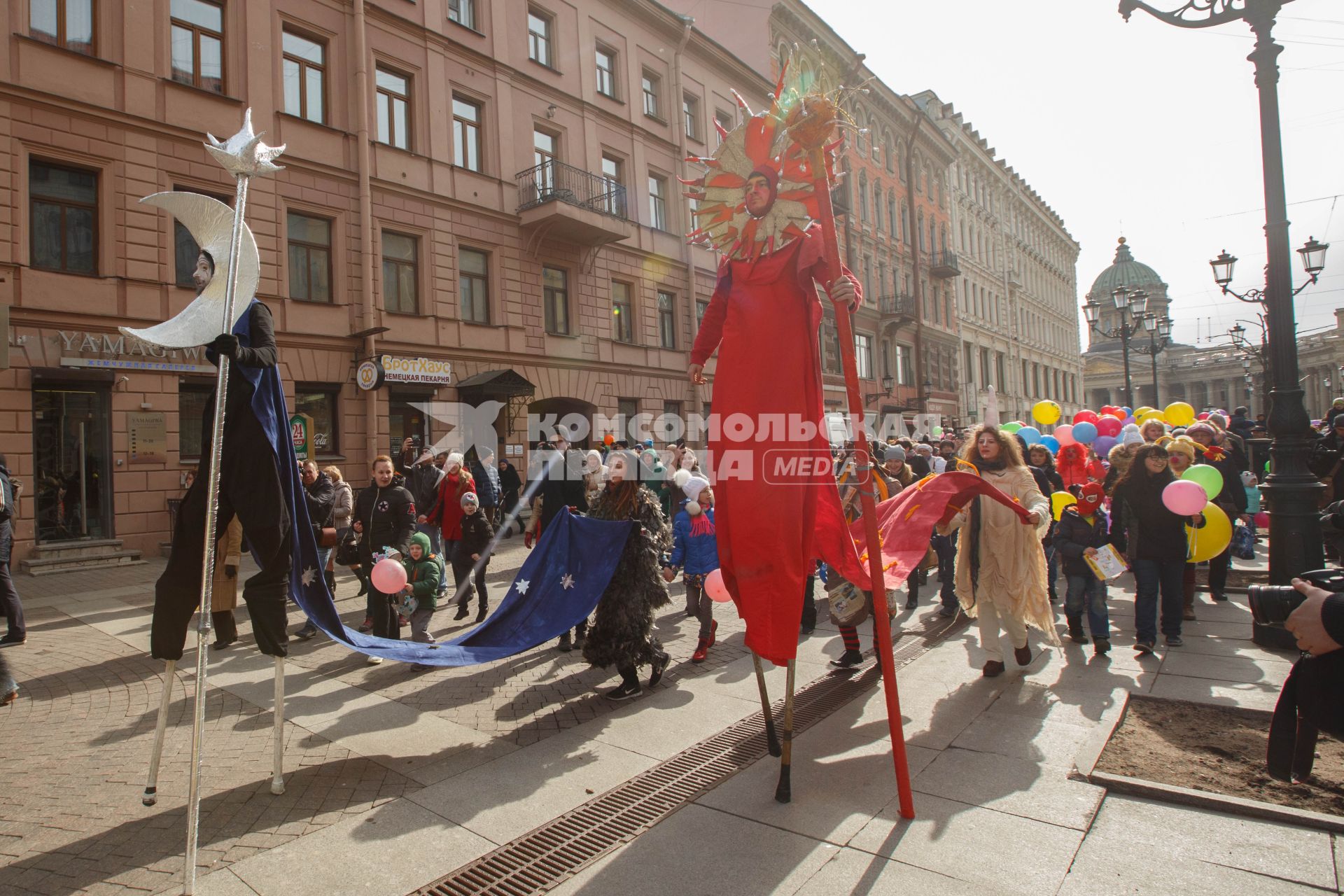 Санкт-Петербург. Участники парада-карнавала клоунов на открытии ежегодного Международного  `Смешного фестиваля`.