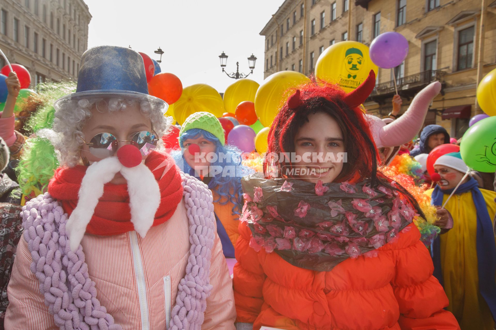 Санкт-Петербург. Участники парада-карнавала клоунов на открытии ежегодного Международного  `Смешного фестиваля`.