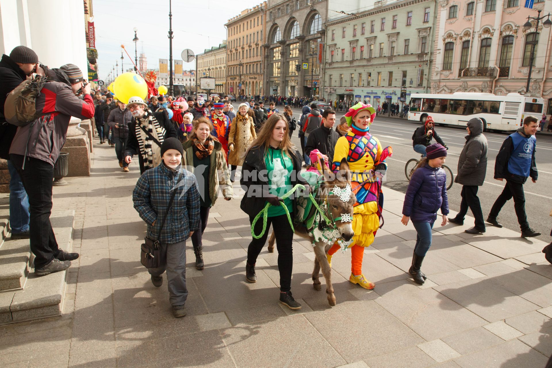 Санкт-Петербург. Парад-карнавал  клоунов на открытии ежегодного Международного  `Смешного фестиваля` возглавил ослик  Моника.