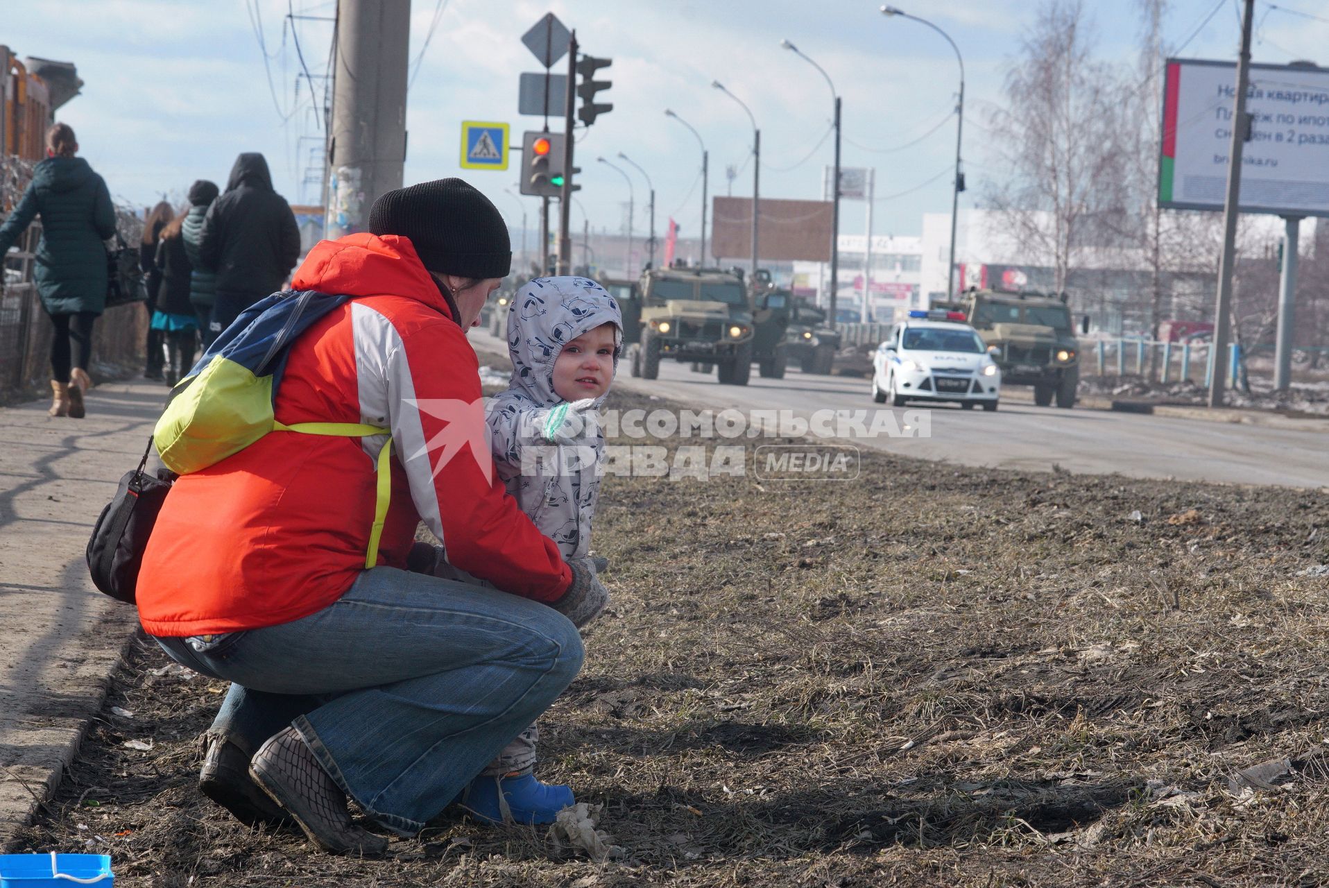 Еатеринбург. Мама с ребенком наблюдают за репетицией военного парада