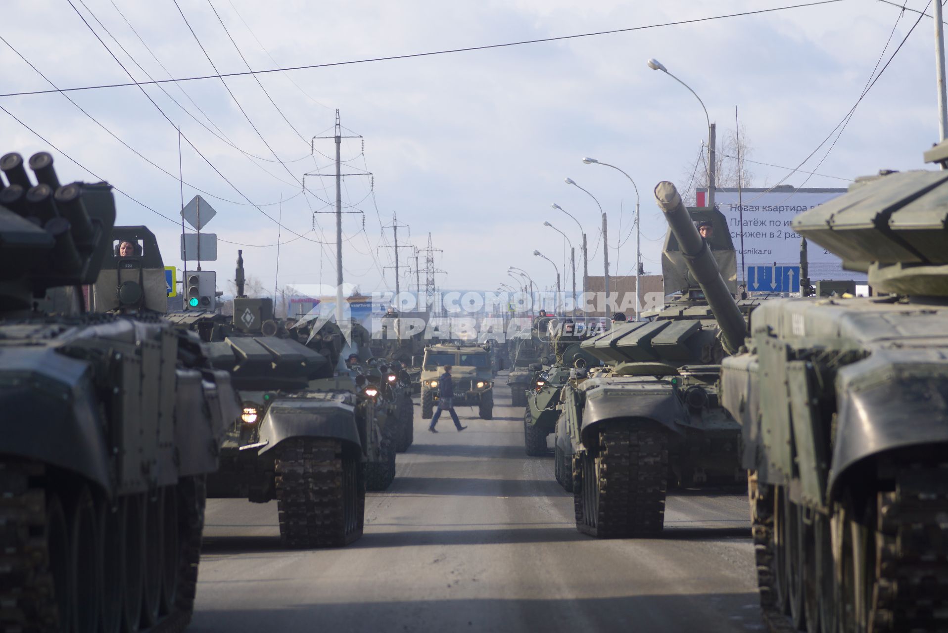 Еатеринбург. Военная техника перед началом репетиции парада