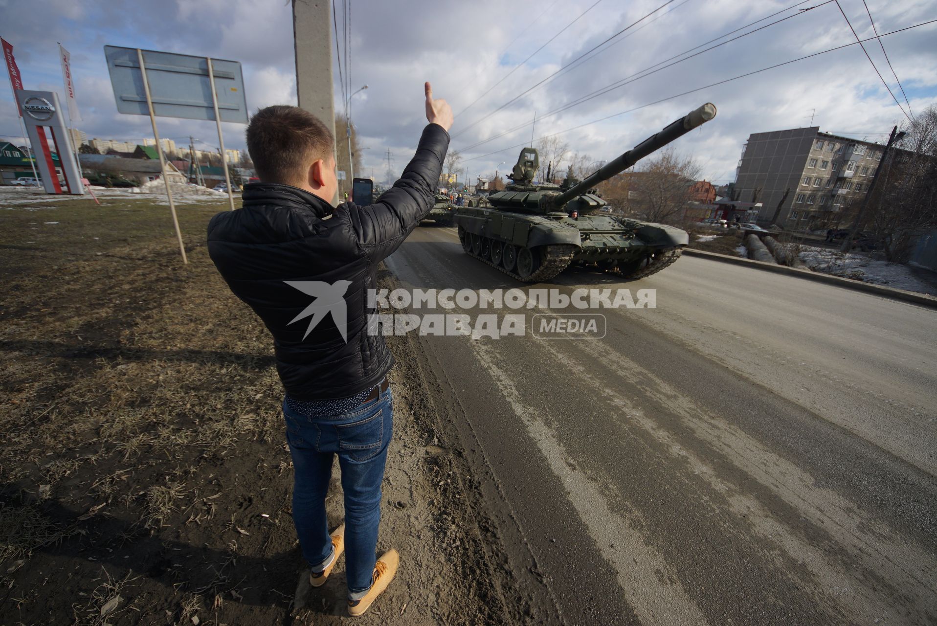 Еатеринбург. Парень приветствует танкистов во время репетиции военного парада