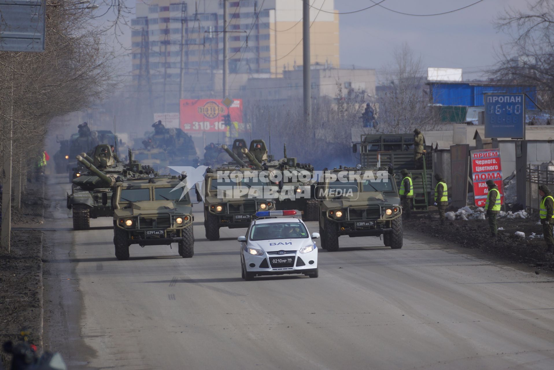 Еатеринбург. Прохождение военной техники в сопровождении машин ВАИ, во время репетиции военного парада