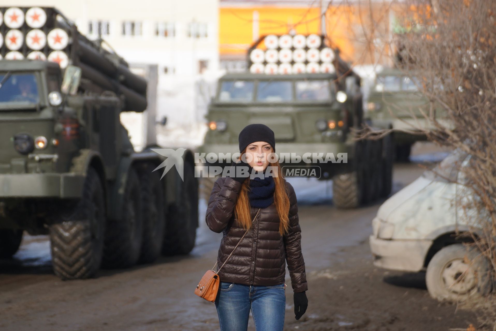 Еатеринбург. Девушка идет мимо военной техники во время репетиции военного парада