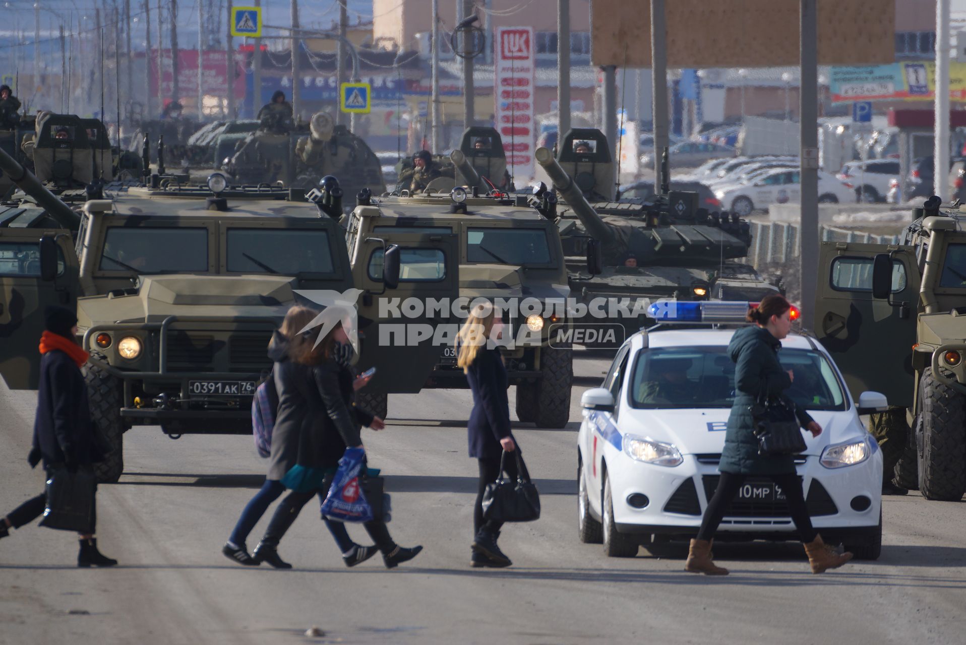 Еатеринбург. Пешеходы переходят дорогу перед колонной военной техники. Репетиция военного парада