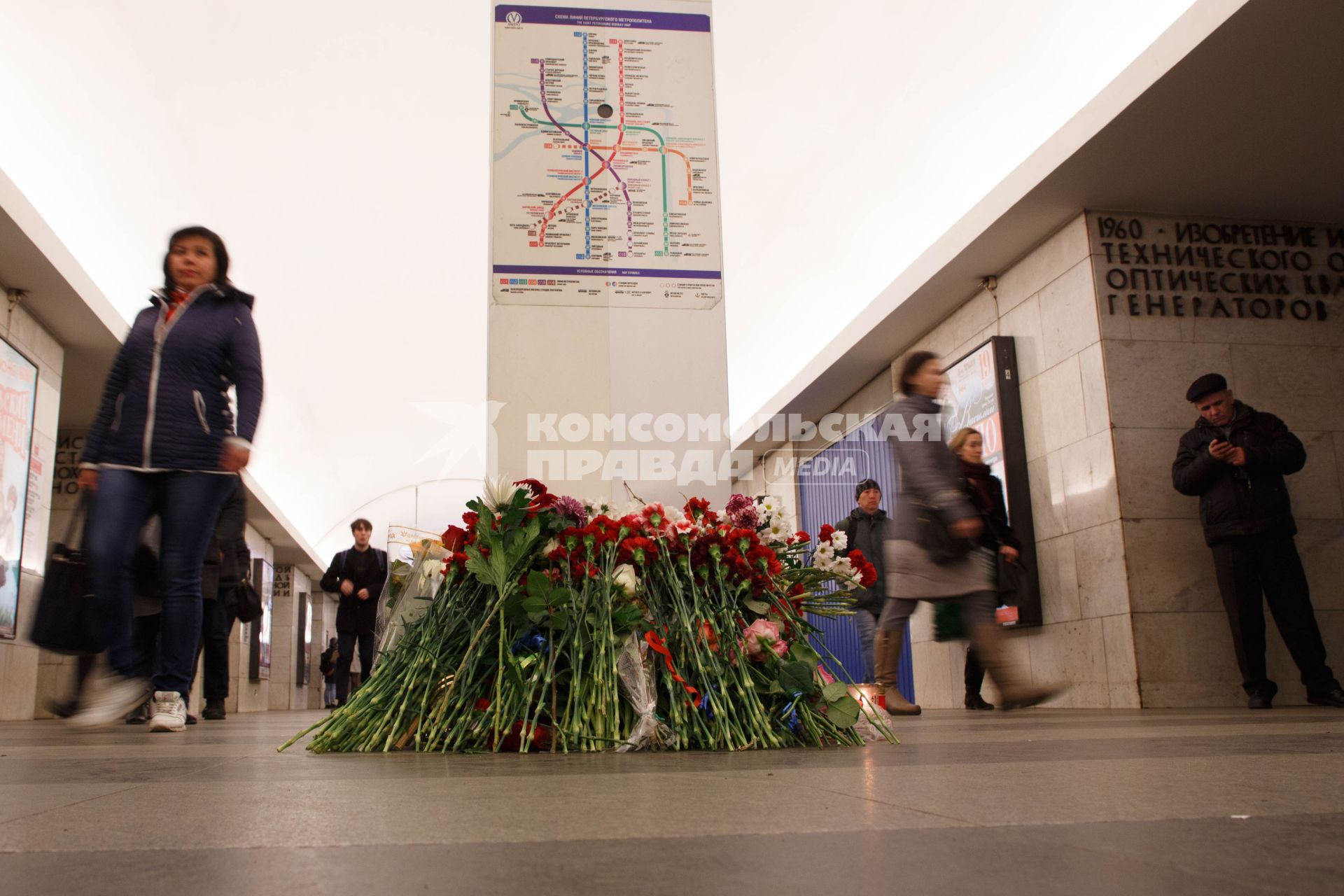 Санкт-Петербург. Горожане несут цветы на станцию метро  `Технологический институт 2` в память о погибших в результате взрыва в перегоне между станциями  `Сенная площадь` и `Технологический институт`.