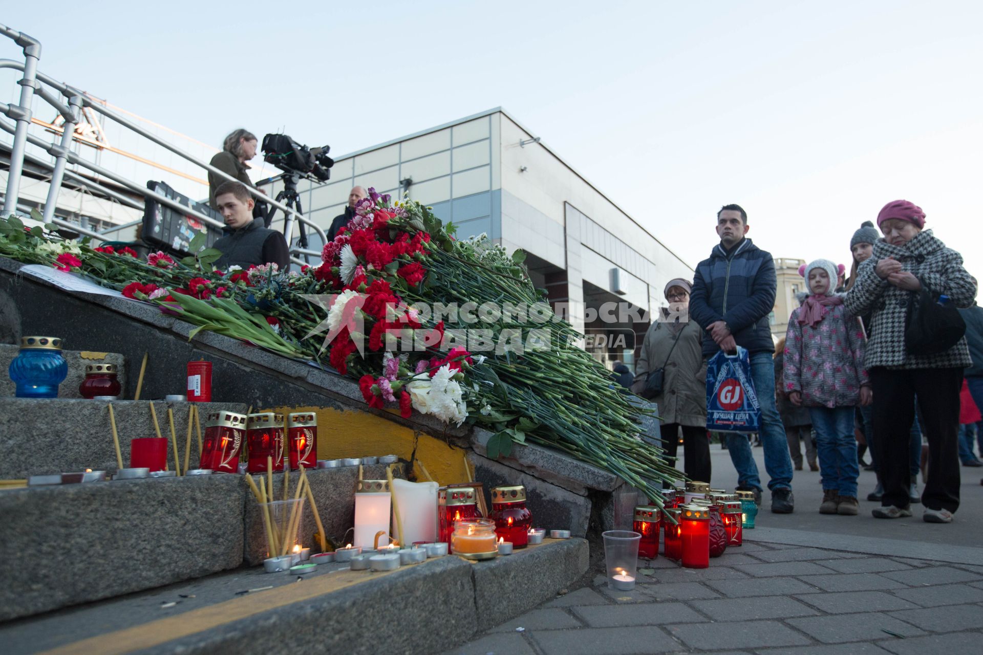 Санкт-Петербург. Горожане несут цветы и свечи к станции метро `Спасская` в память о погибших в результате взрыва в перегоне между станциями  `Сенная площадь` и `Технологический институт`.