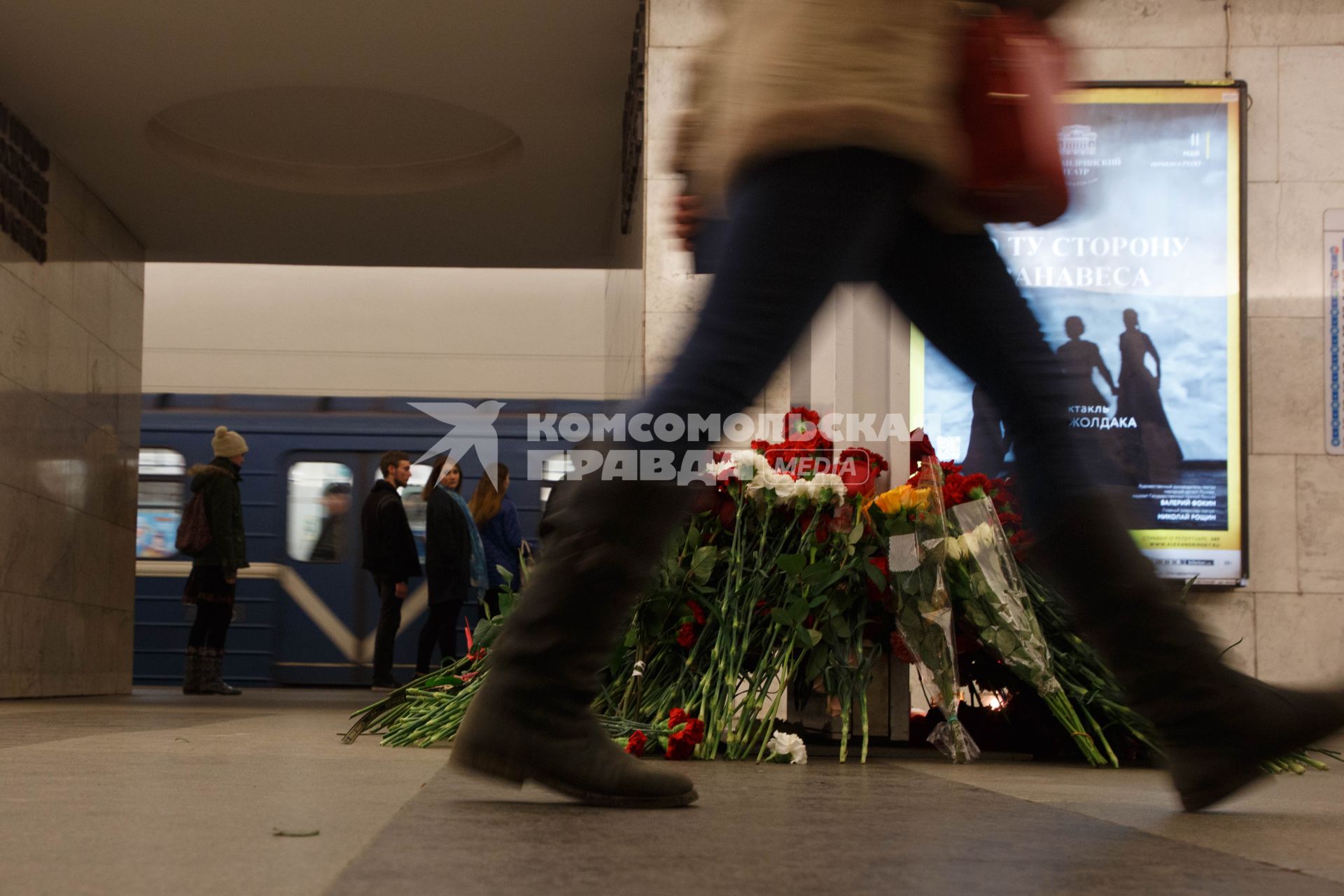 Санкт-Петербург. Горожане несут цветы на станцию метро  `Технологический институт 2` в память о погибших в результате взрыва в перегоне между станциями  `Сенная площадь` и `Технологический институт`.