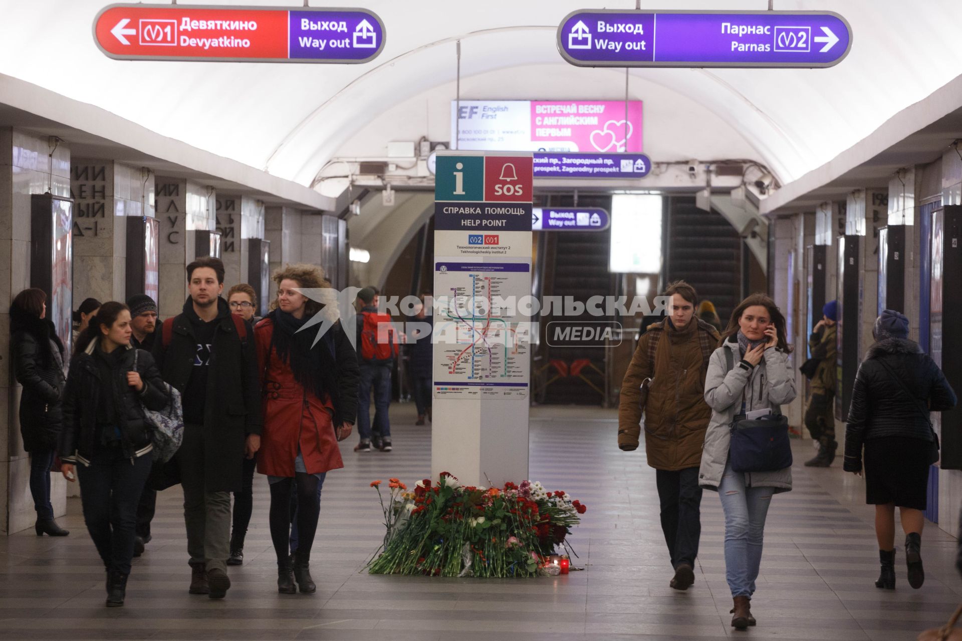 Санкт-Петербург. Горожане несут цветы на станцию метро  `Технологический институт 2` в память о погибших в результате взрыва в перегоне между станциями  `Сенная площадь` и `Технологический институт`.