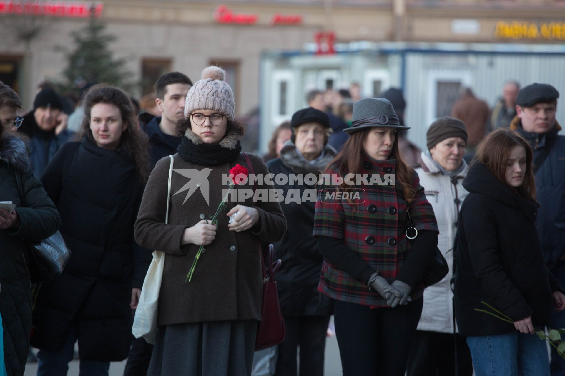 Санкт-Петербург. Горожане несут цветы и свечи к станции метро `Спасская` в память о погибших в результате взрыва в перегоне между станциями  `Сенная площадь` и `Технологический институт`.