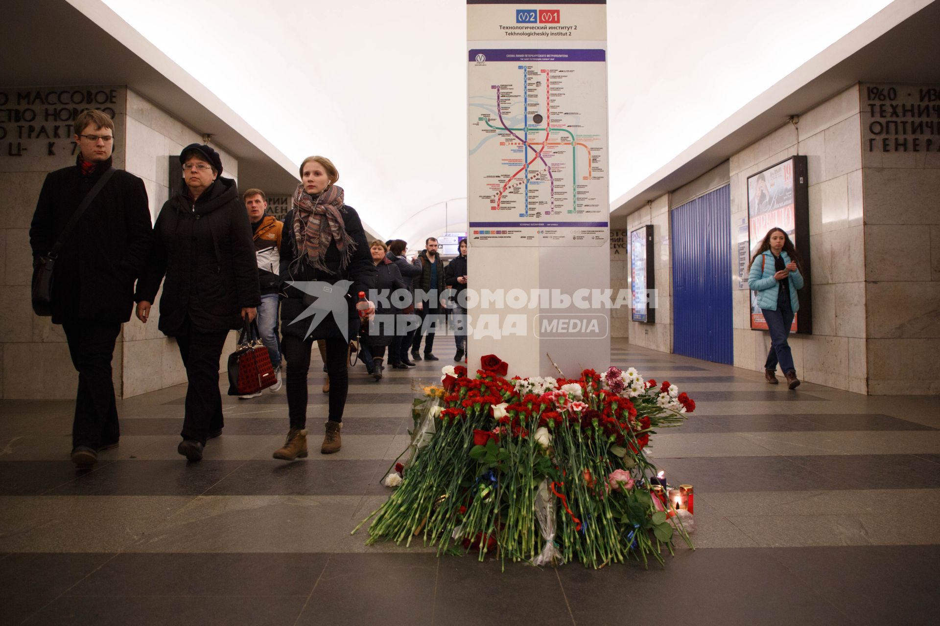 Санкт-Петербург. Горожане несут цветы на станцию метро  `Технологический институт 2` в память о погибших в результате взрыва в перегоне между станциями  `Сенная площадь` и `Технологический институт`.