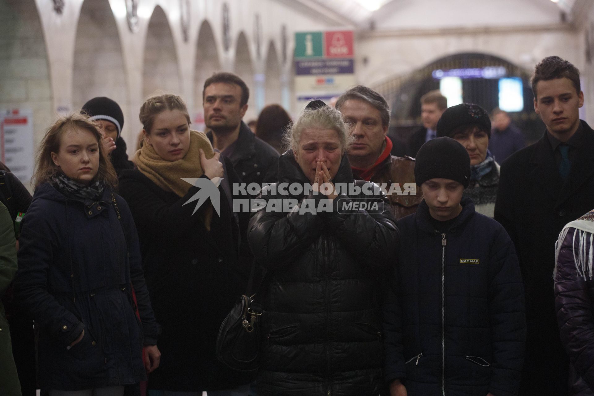 Санкт-Петербург. Горожане несут цветы на станцию метро  `Технологический институт 2` в память о погибших в результате взрыва в перегоне между станциями  `Сенная площадь` и `Технологический институт`.