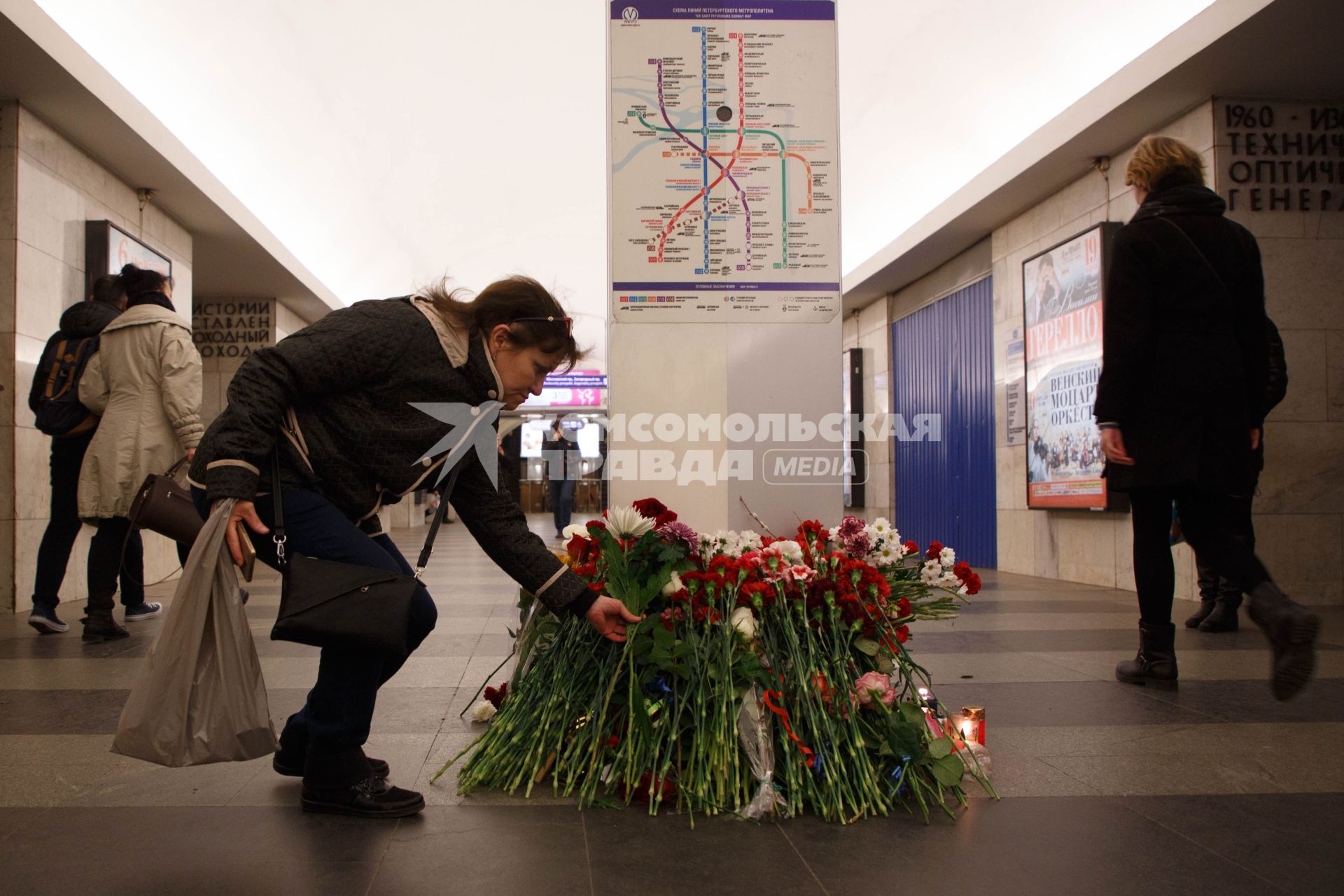 Санкт-Петербург. Горожане несут цветы на станцию метро  `Технологический институт 2` в память о погибших в результате взрыва в перегоне между станциями  `Сенная площадь` и `Технологический институт`.