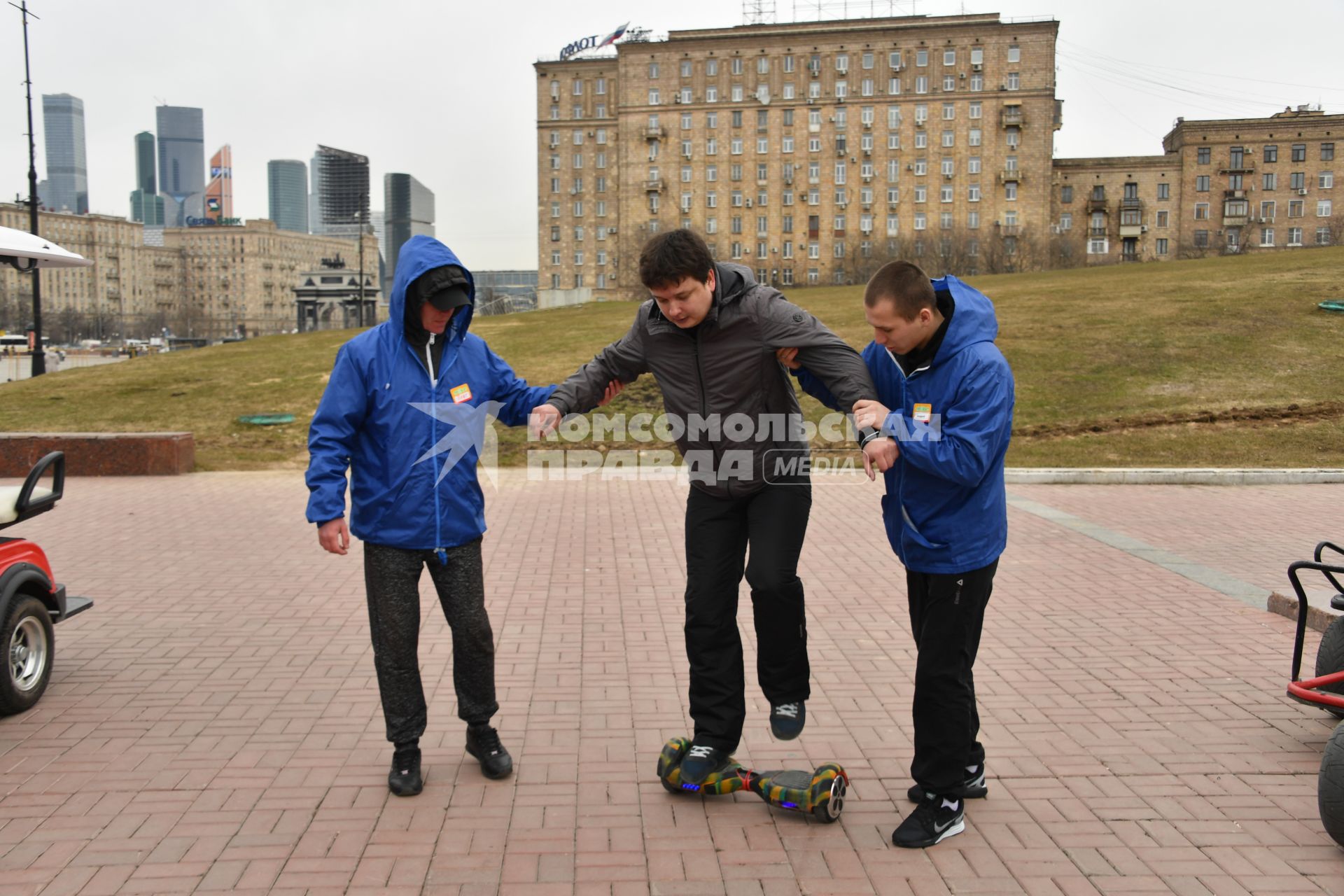 Москва. Сотрудники проката помогают корреспонденту `Комсомольской правды ` Павлу Клокову освоить гироскутер.