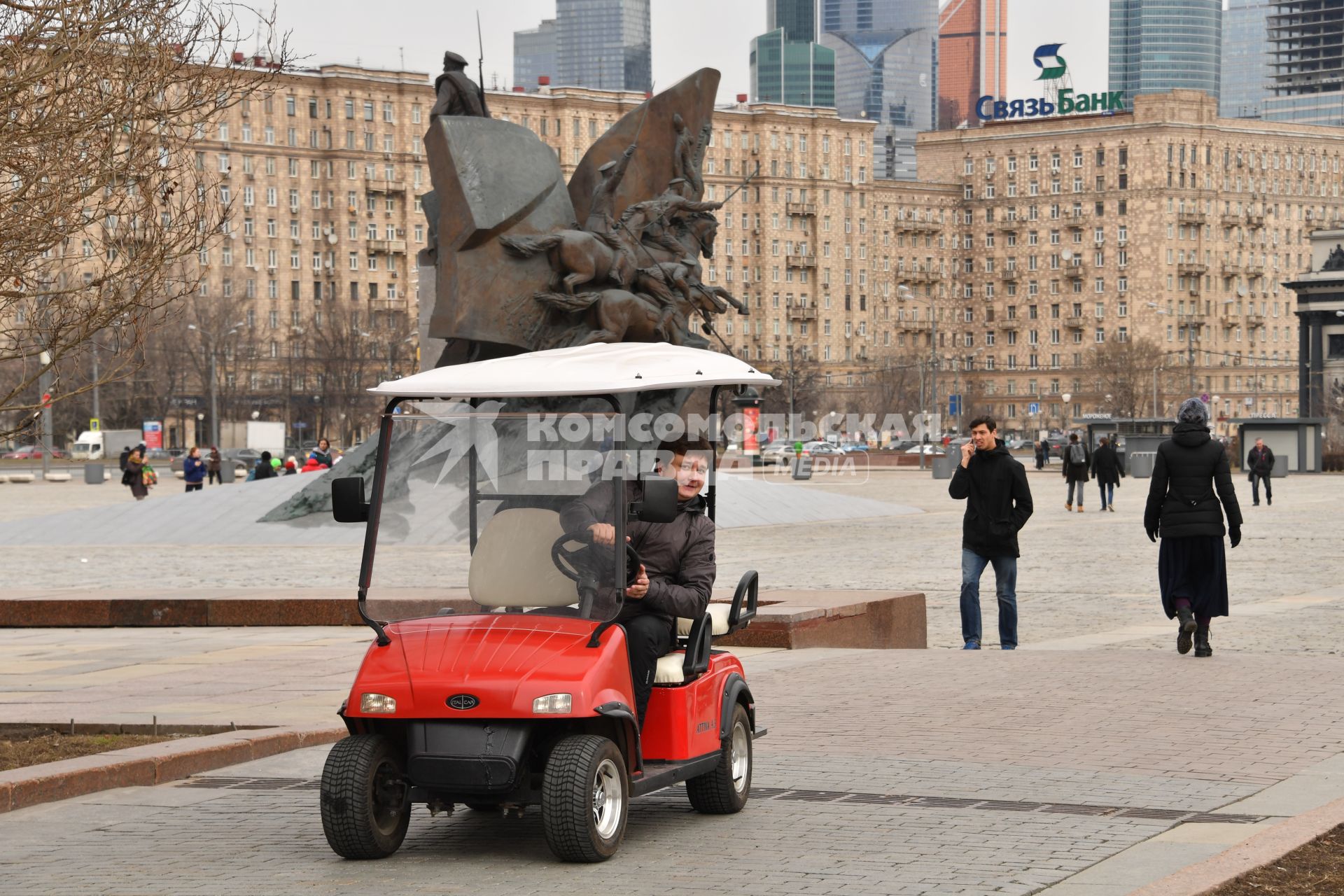 Москва. Корреспондент `Комсомольской правды ` Павел Клоков тестирует гольфкар на дорожках парка  Победы.