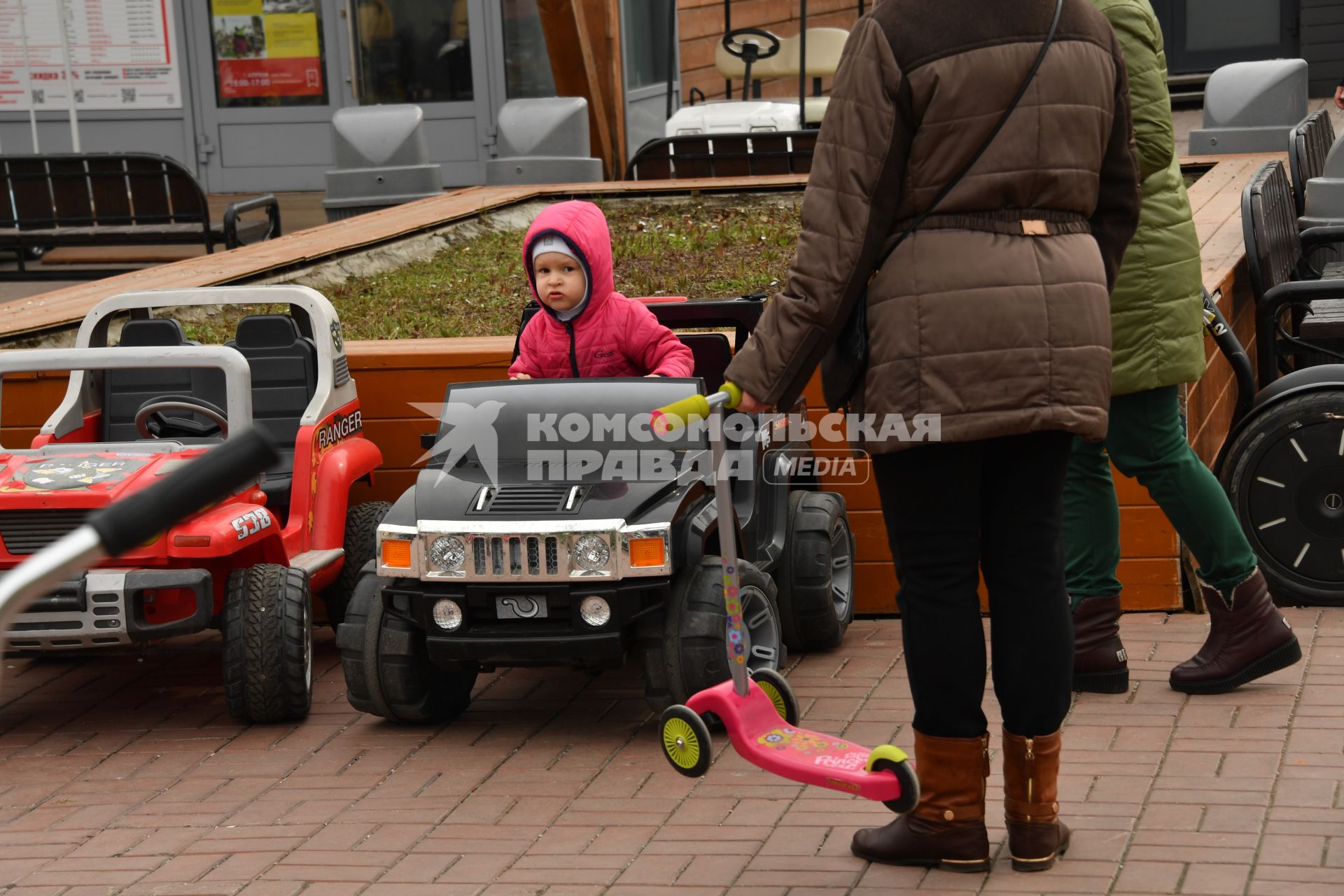 Москва. Ребенок в электромашине на пункте проката в парке Победы.