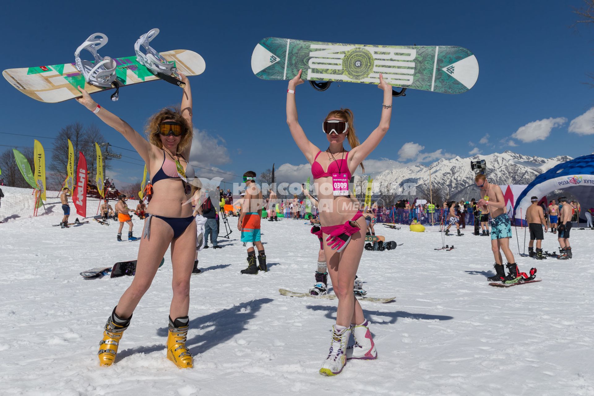 Сочи. Участницы высокогорного карнавала BoogelWoogel во время массового спуска с горы в купальных костюмах на горнолыжном курорте `Роза Хутор` в Красной поляне.
