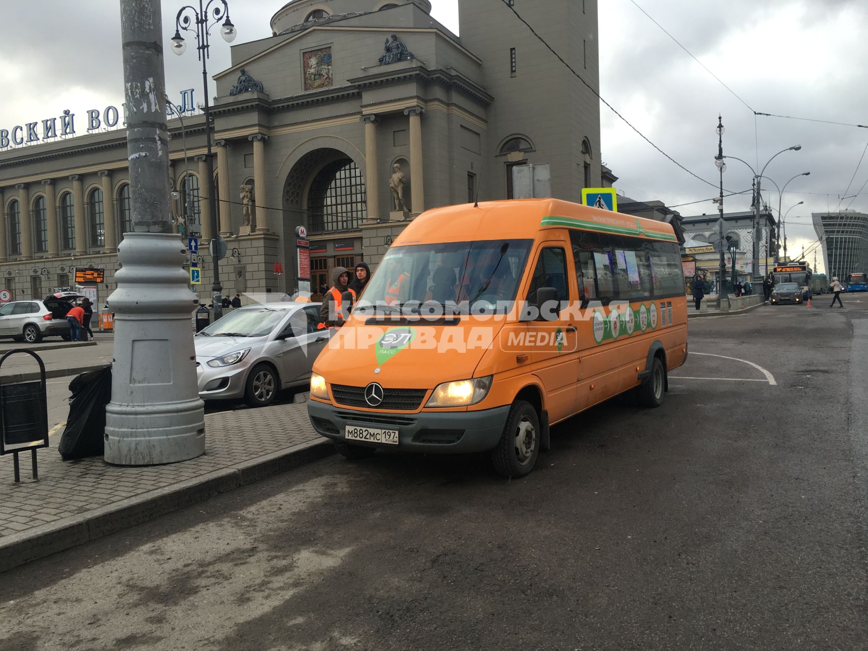 Москва. Оранжевая маршрутка у Киевского вокзала.