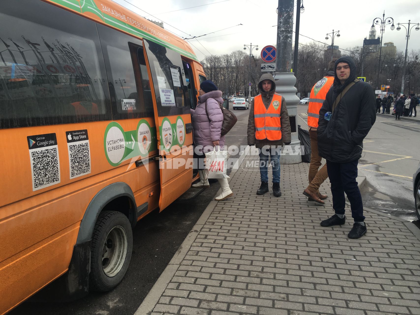 Москва. Оранжевая маршрутка у Киевского вокзала.