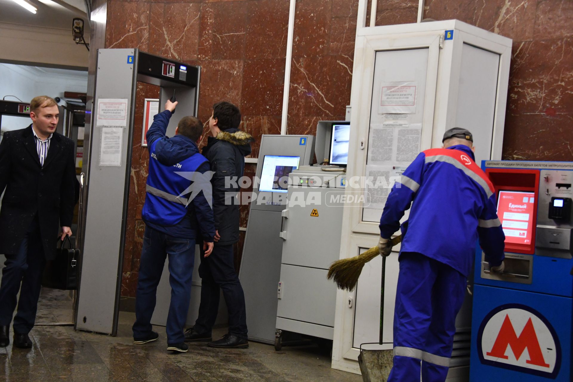 Москва. Усиление мер безопасности в московском метрополитене после взрыва в вагоне метро в Санкт-Петербурге. Сотрудник службы безопасности объясняет корреспонденту `Комсомольской правды` Павла Клокова принцип работы рамки металлоискателя на станции.