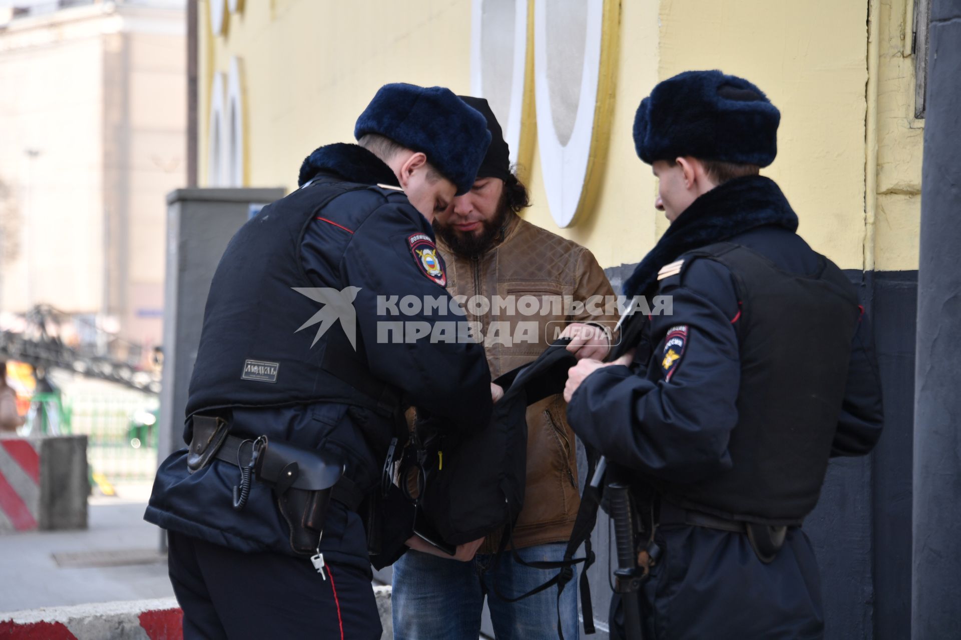 Москва. Усиление мер безопасности в московском метрополитене после взрыва в вагоне метро в Санкт-Петербурге. Сотрудники полиции во время досмотра вещей при входе в метро.