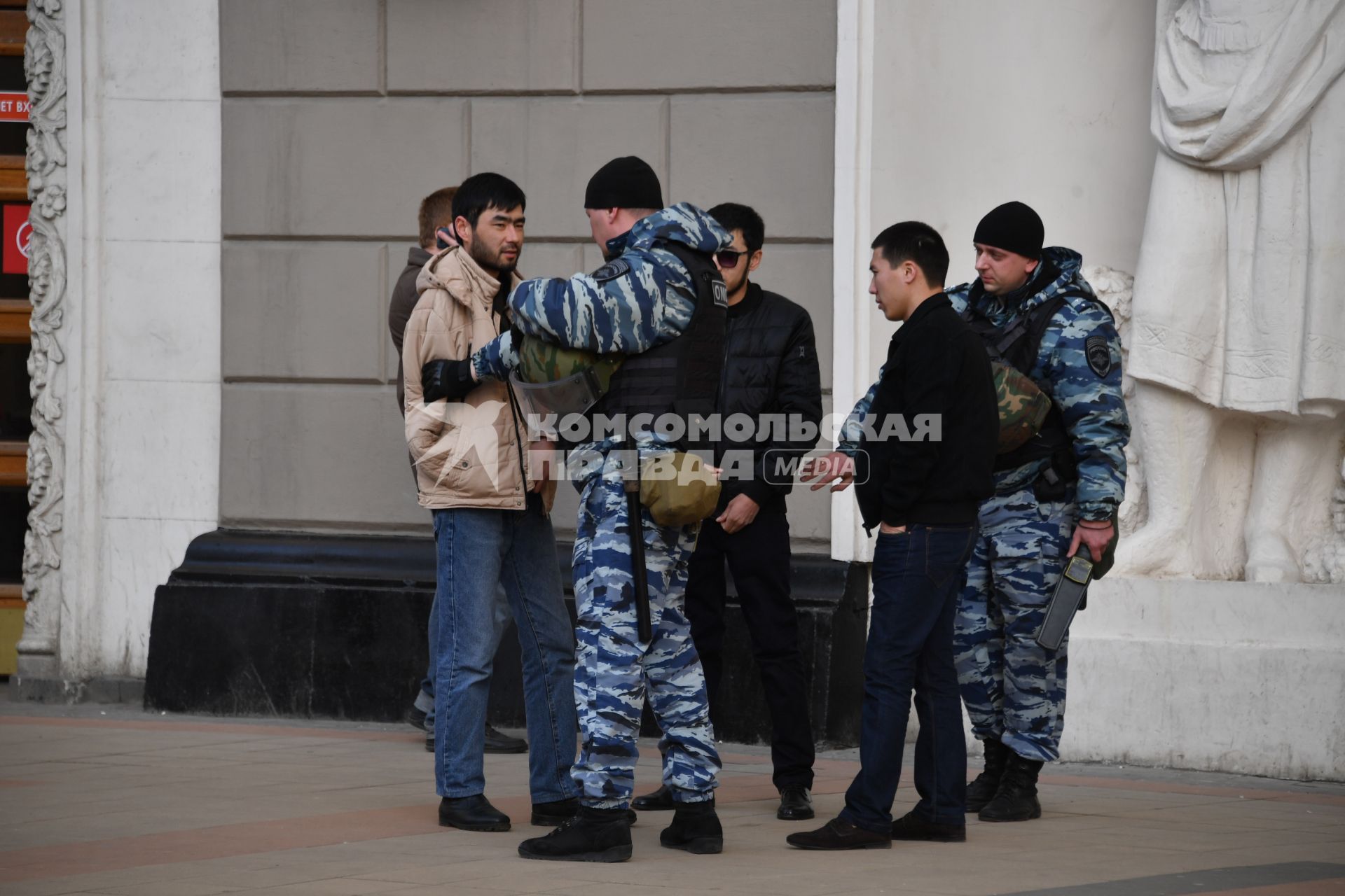 Москва. Усиление мер безопасности в московском метрополитене после взрыва в вагоне метро в Санкт-Петербурге. Сотрудники полиции во время досмотра вещей при входе в метро.