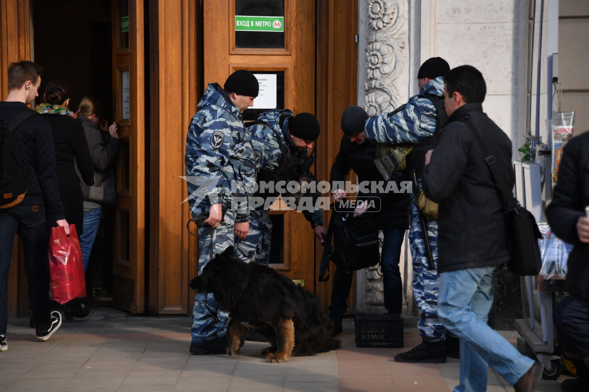 Москва. Усиление мер безопасности в московском метрополитене после взрыва в вагоне метро в Санкт-Петербурге. Сотрудники полиции с собакой во время досмотра вещей при входе в метро.