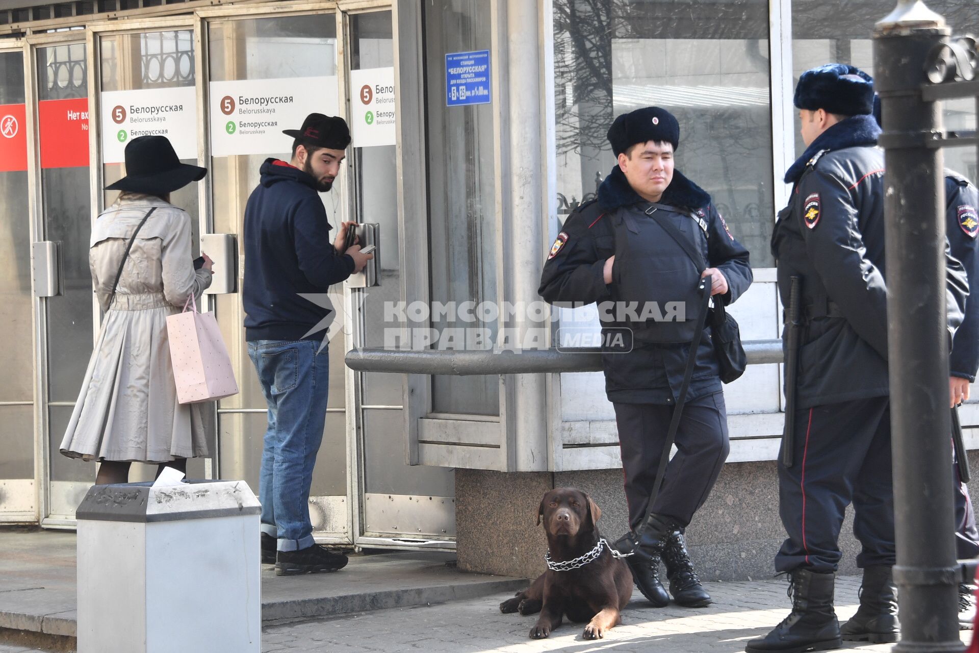 Москва. Усиление мер безопасности в московском метрополитене после взрыва в вагоне метро в Санкт-Петербурге. Сотрудник полиции с собакой возле входа на станцию метро `Белорусская`.