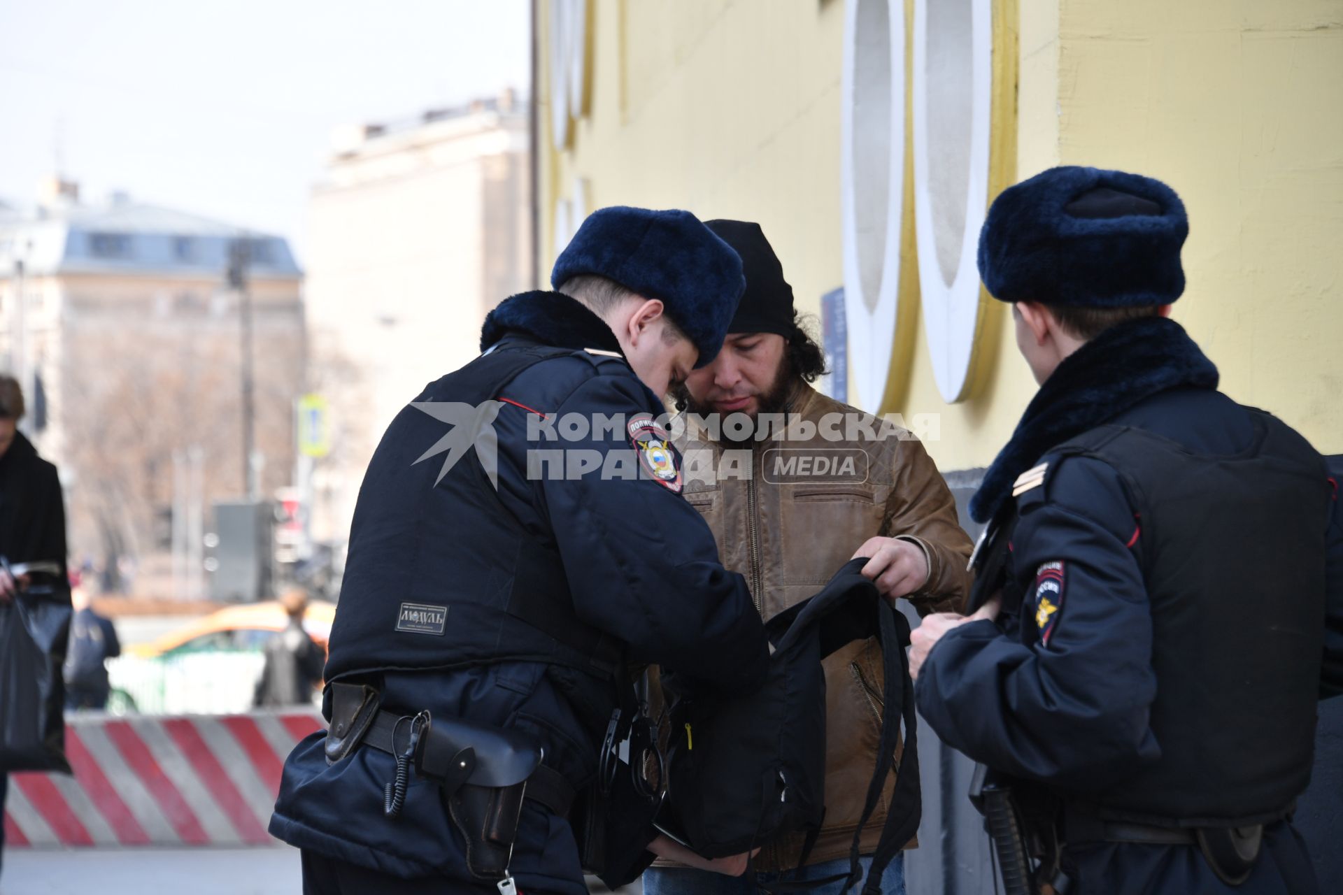 Москва. Усиление мер безопасности в московском метрополитене после взрыва в вагоне метро в Санкт-Петербурге. Сотрудники полиции во время досмотра вещей при входе в метро.