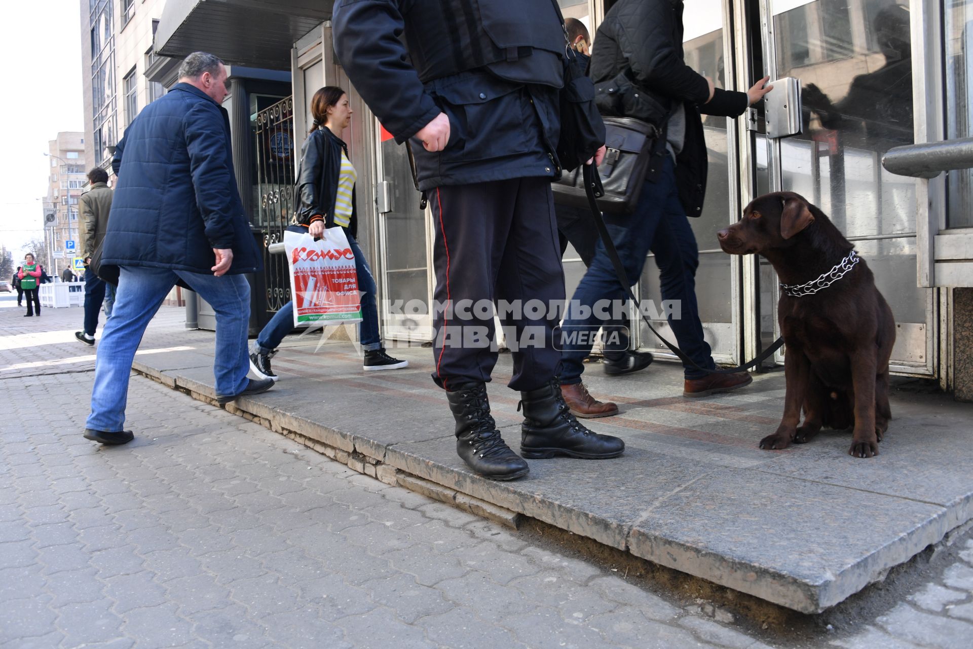 Москва. Усиление мер безопасности в московском метрополитене после взрыва в вагоне метро в Санкт-Петербурге. Сотрудник полиции с собакой возле входа на станцию метро `Белорусская`.