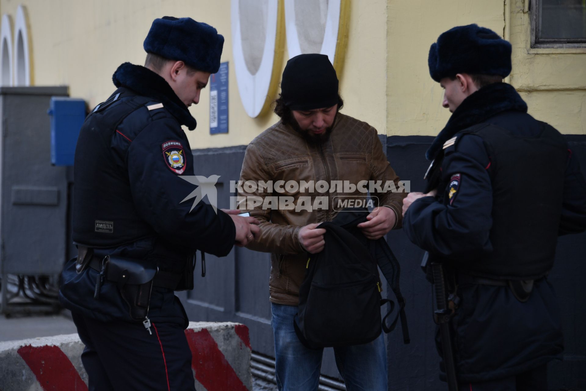 Москва. Усиление мер безопасности в московском метрополитене после взрыва в вагоне метро в Санкт-Петербурге. Сотрудники полиции во время досмотра вещей при входе в метро.