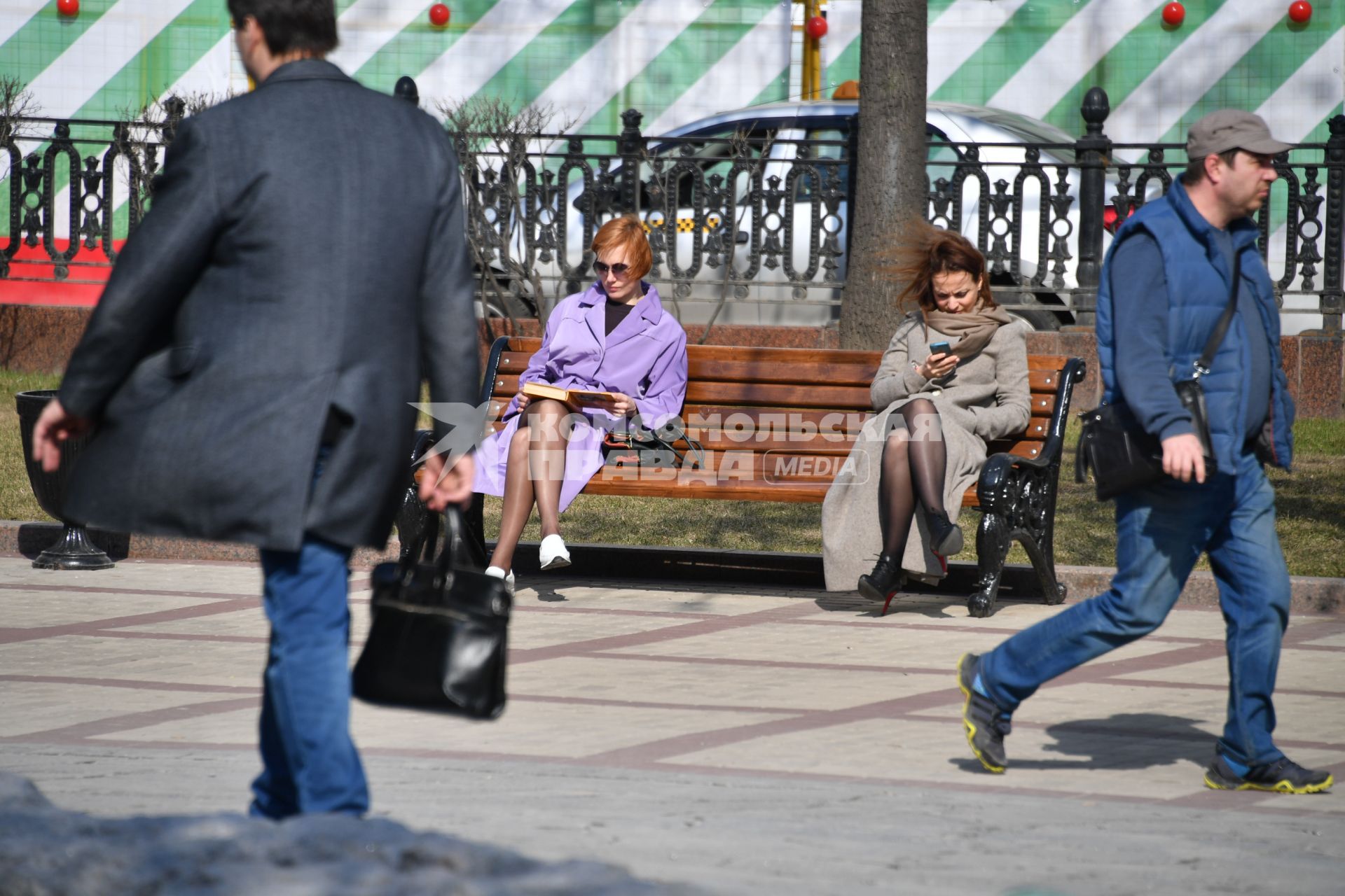 Москва. Девушки сидят на скамейке на бульваре.