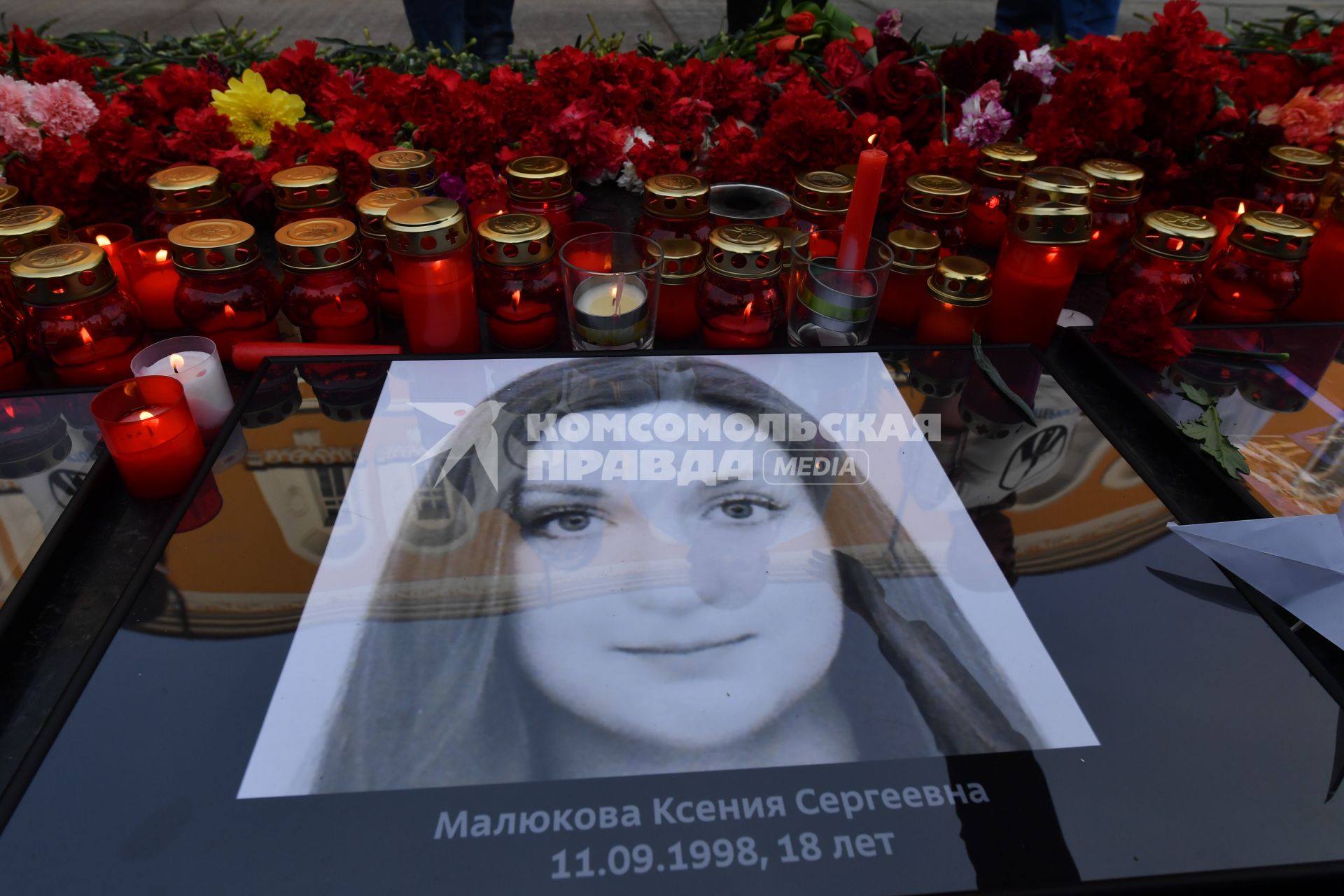 Москва.  Акция памяти жертв теракта в метро Санкт-Петербурга `Питер - Мы с тобой!`  в Александровском саду.