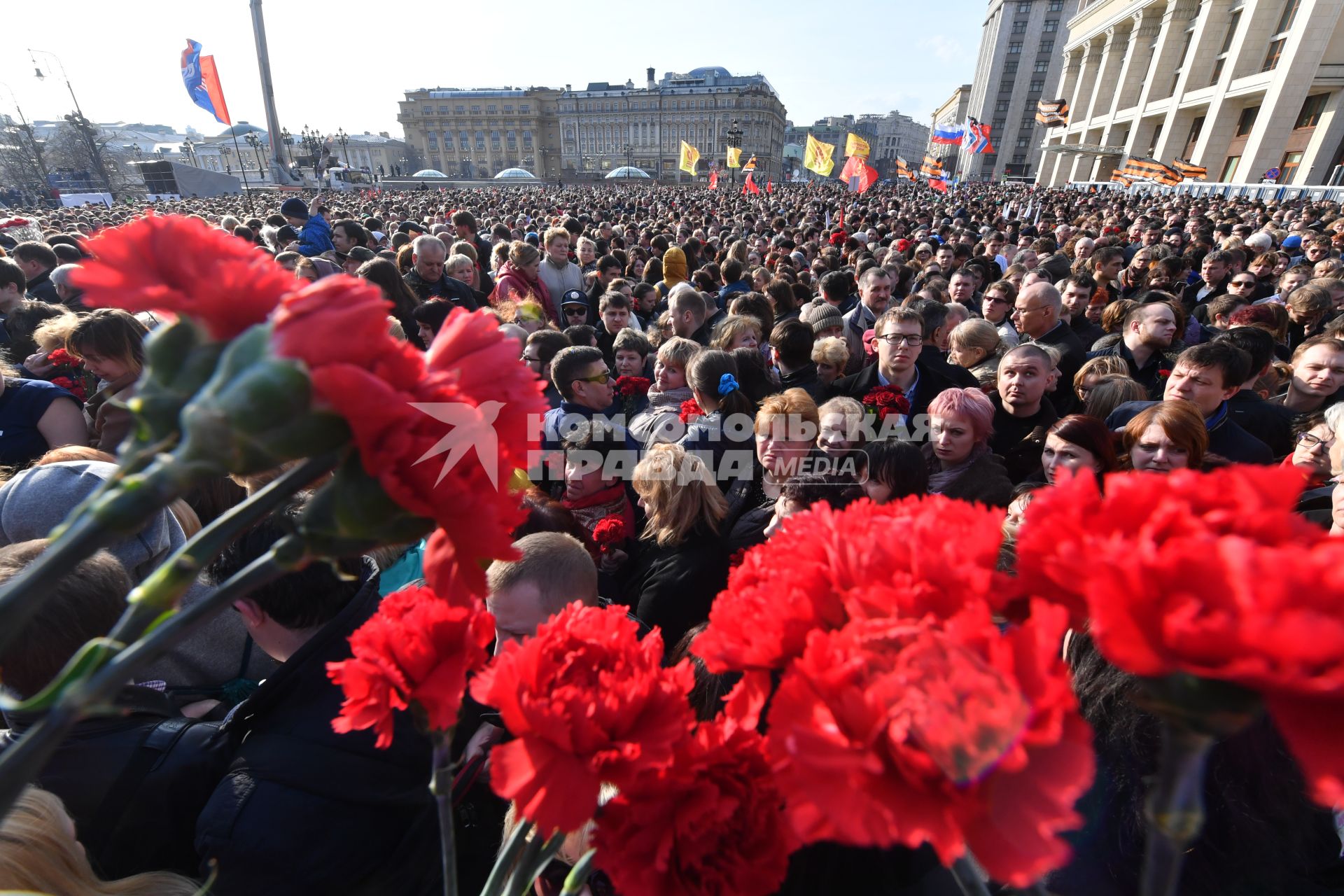 Москва.  Участники акции памяти жертв теракта в метро Санкт-Петербурга `Питер - Мы с тобой!` на Манежной площади.