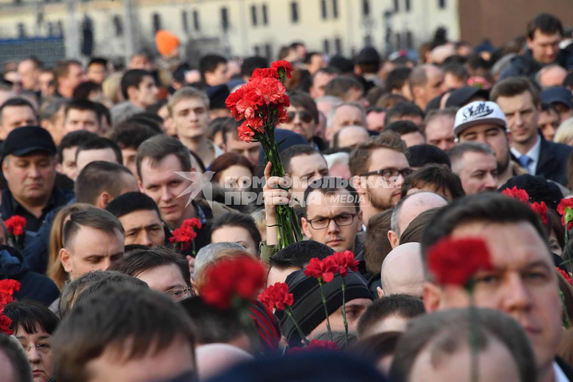 Москва.  Участники акции памяти жертв теракта в метро Санкт-Петербурга `Питер - Мы с тобой!` на Манежной площади.