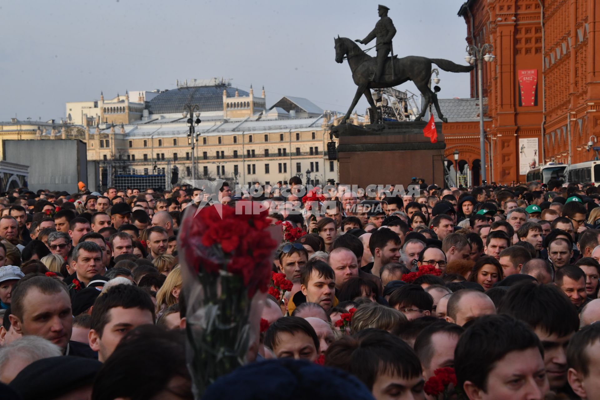 Москва.  Участники акции памяти жертв теракта в метро Санкт-Петербурга `Питер - Мы с тобой!` на Манежной площади.