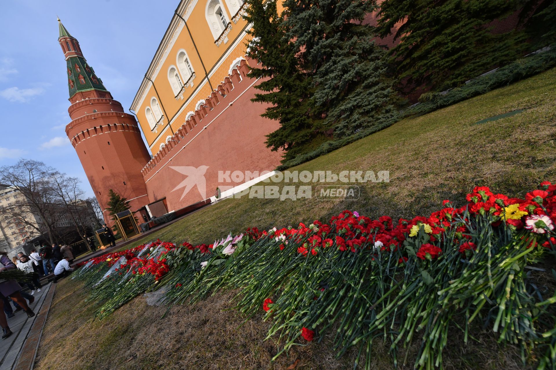 Москва.  Акция памяти жертв теракта в метро Санкт-Петербурга `Питер - Мы с тобой!`  в Александровском саду.