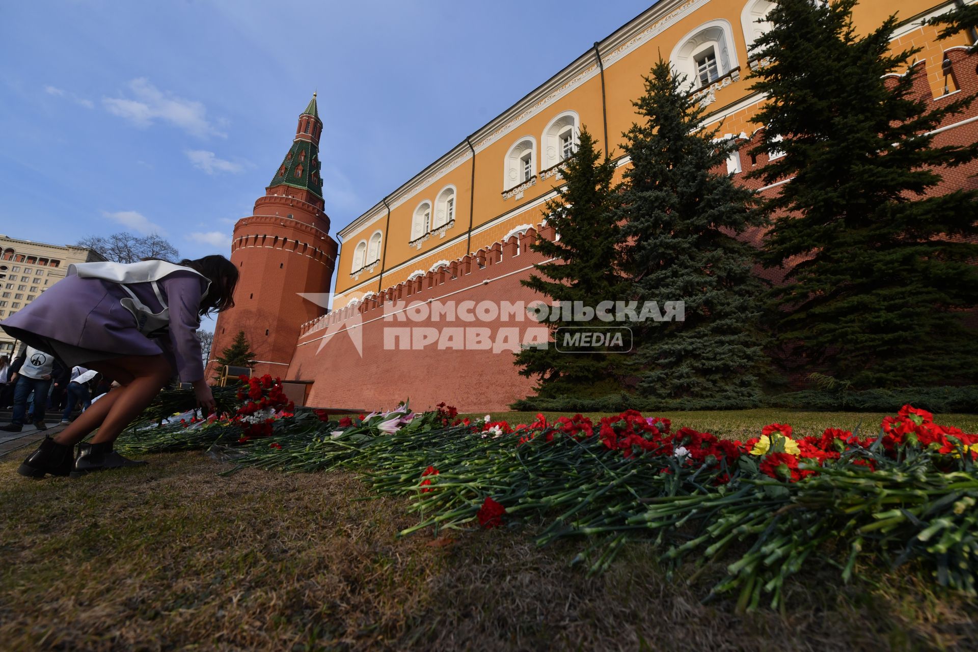 Москва.  Участники акции памяти жертв теракта в метро Санкт-Петербурга `Питер - Мы с тобой!`  в Александровском саду.