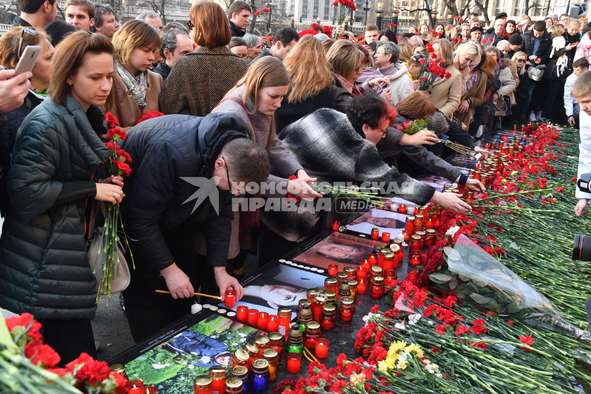 Москва.  Участники акции памяти жертв теракта в метро Санкт-Петербурга `Питер - Мы с тобой!`  в Александровском саду.