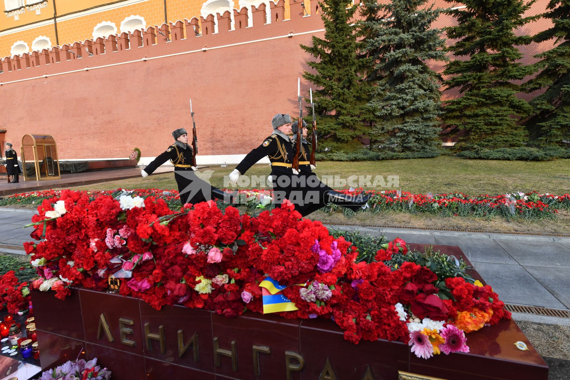 Москва.   Цветы и свечи у мемориала города-героя Ленинграда в Александровском саду во время  акции памяти жертв теракта в метро Санкт-Петербурга `Питер - Мы с тобой!`.