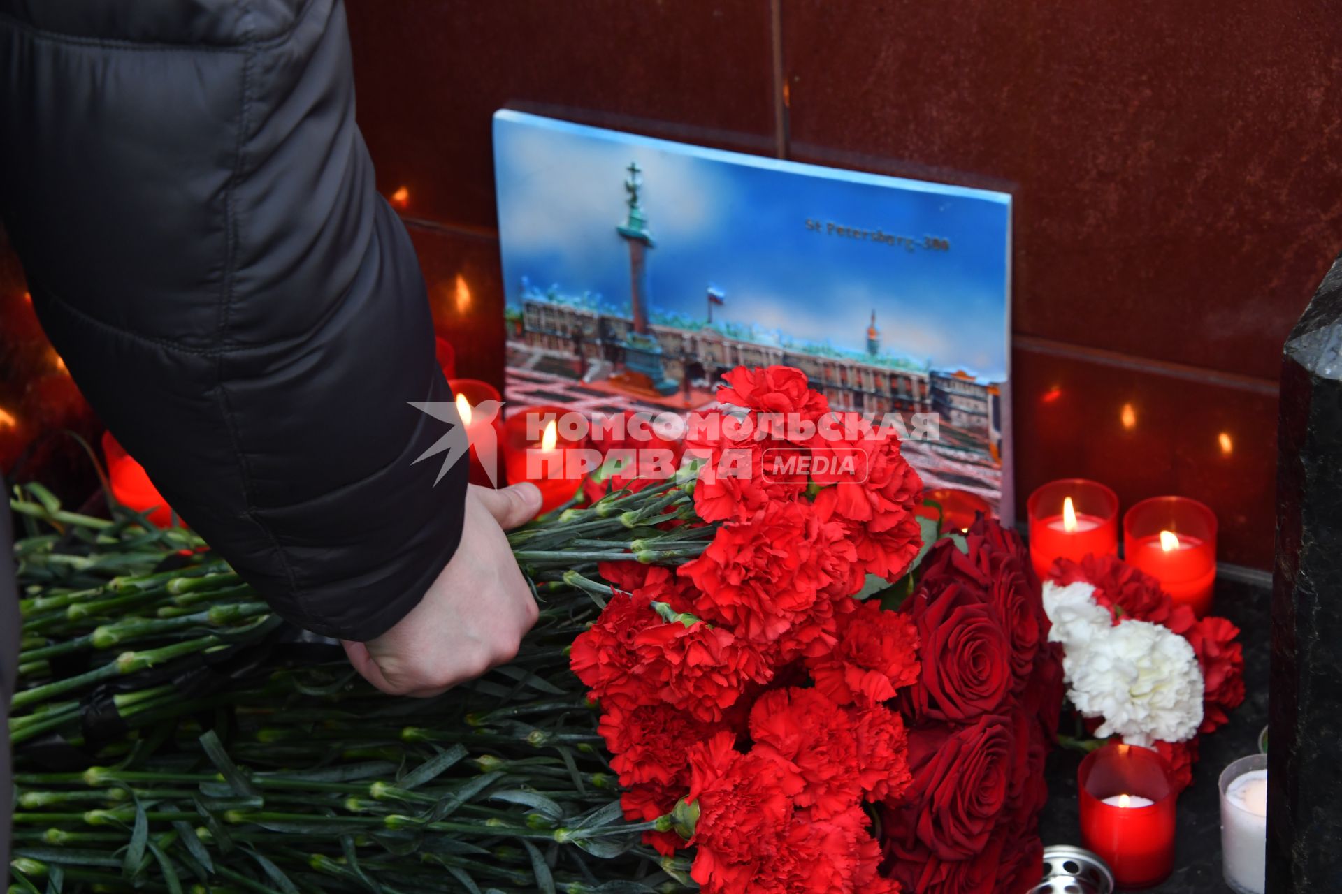 Москва.  Акция памяти жертв теракта в метро Санкт-Петербурга `Питер - Мы с тобой!`  в Александровском саду.