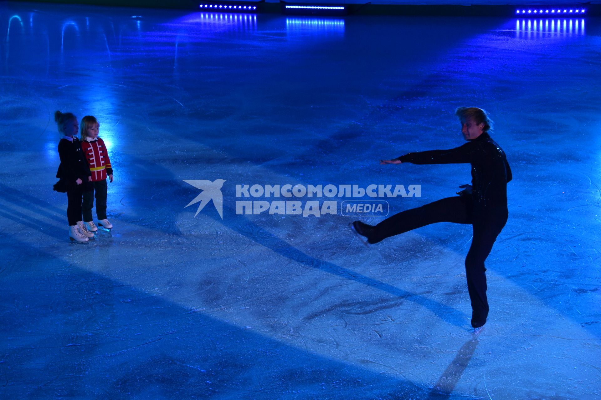 Москва.  Евгений Плющенко с сыном Александром  во время выступления  на  открытии  Академии фигурного катания `Ангелы Плющенко`.