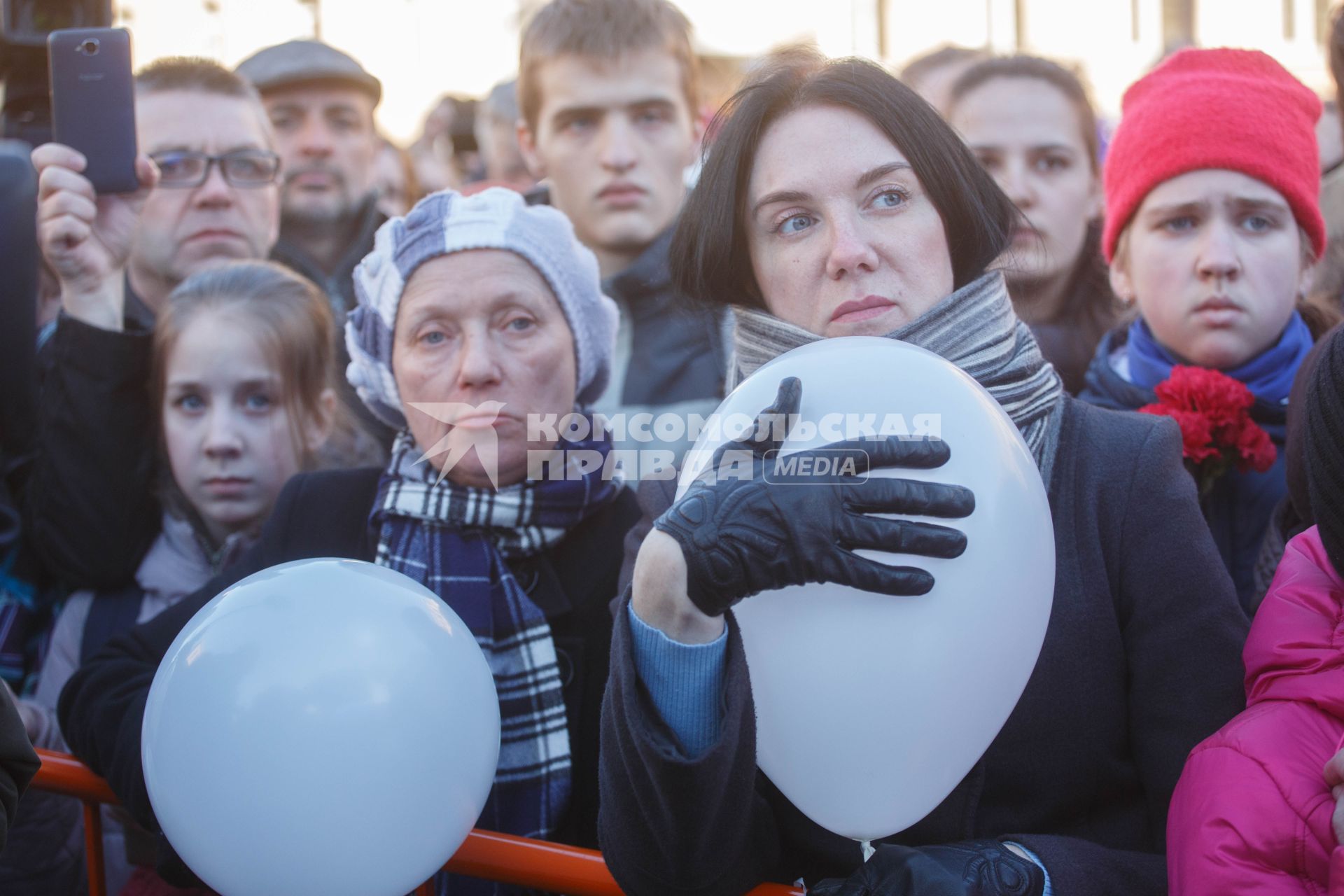 Санкт-Петербург.   Жители города во время акции в память о жертвах теракта в метро  у станции `Технологический институт`.