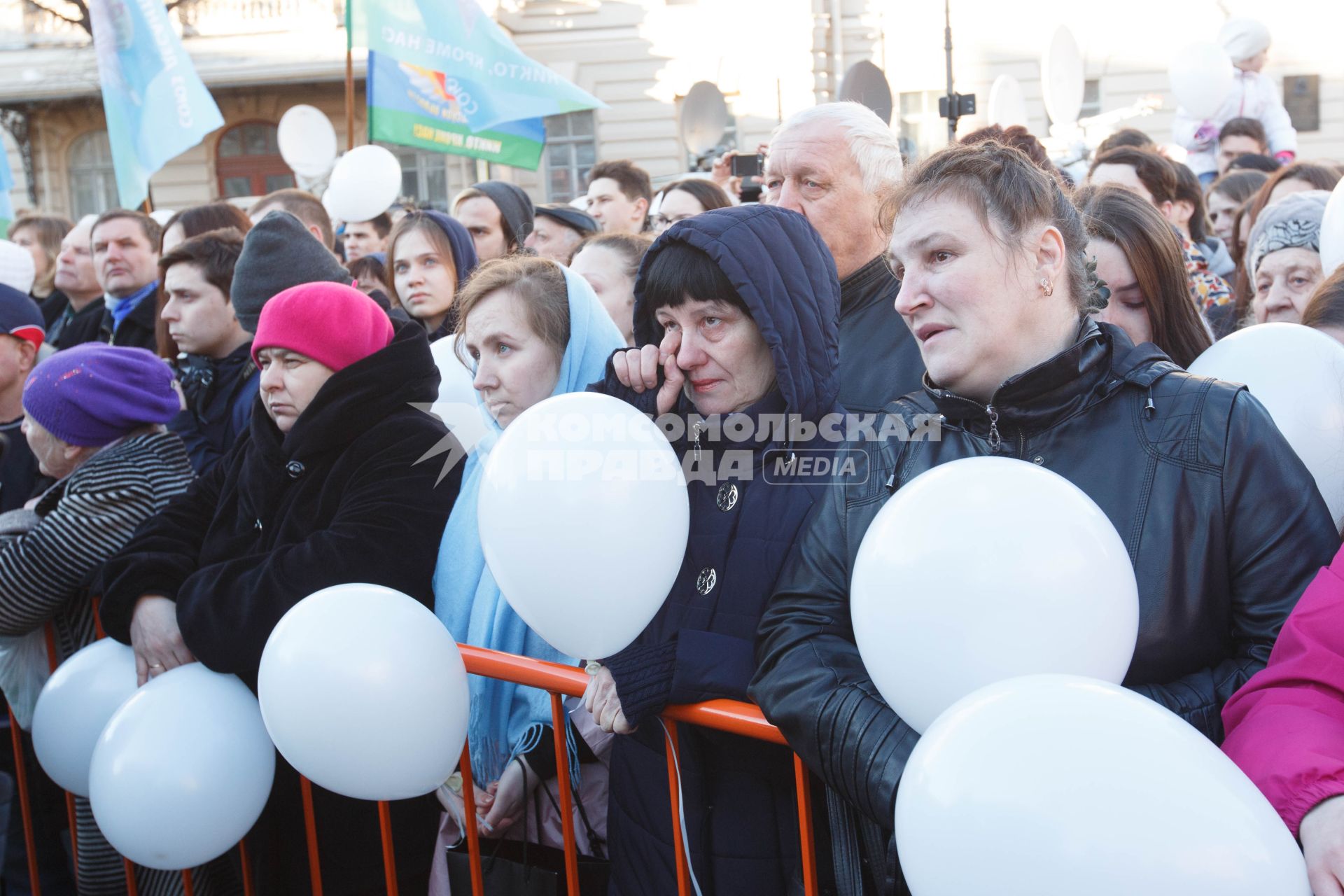 Санкт-Петербург.   Жители города во время акции в память о жертвах теракта в метро  у станции `Технологический институт`.