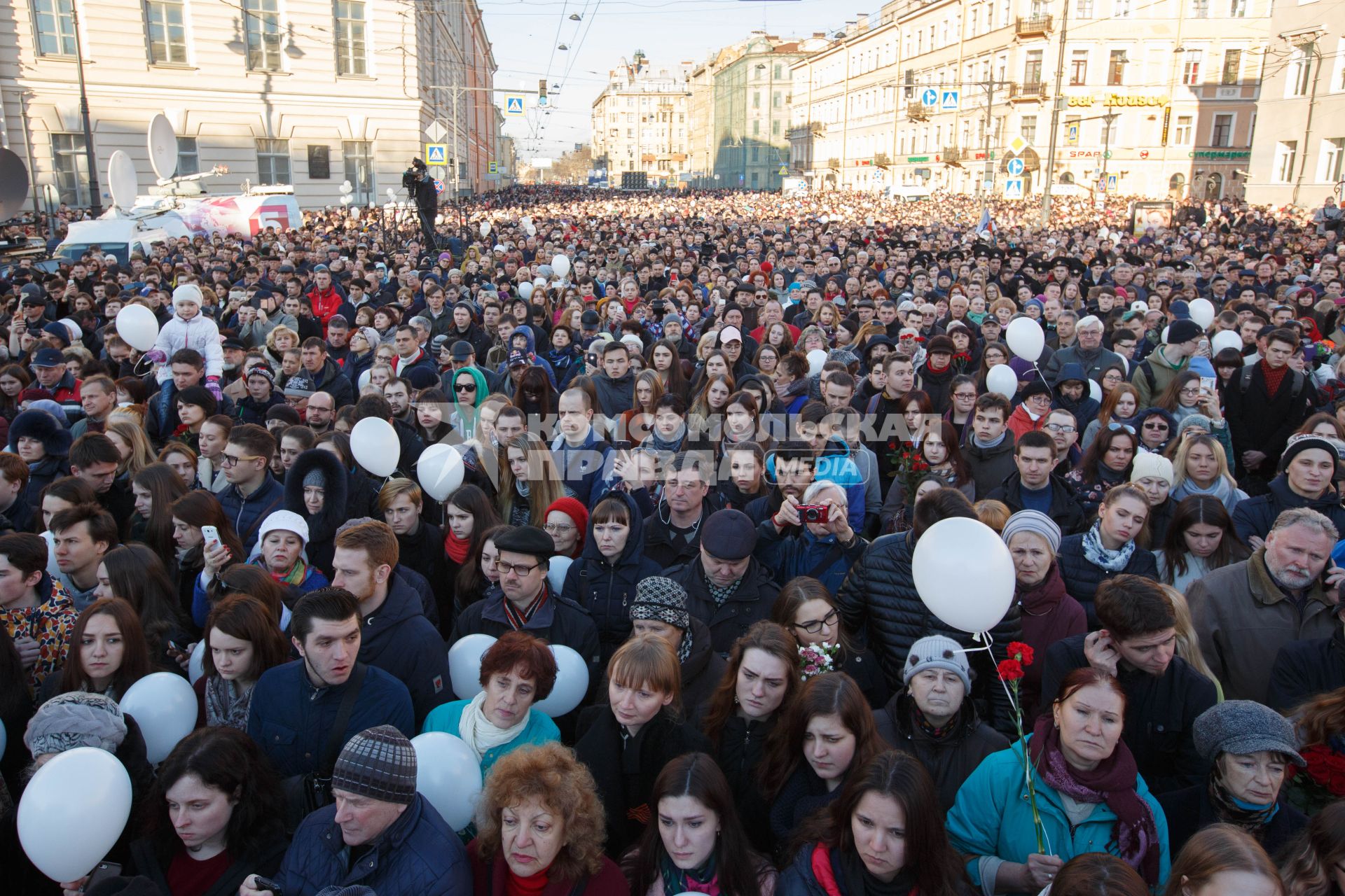 Санкт-Петербург.   Жители города во время акции в память о жертвах теракта в метро  у станции `Технологический институт`.