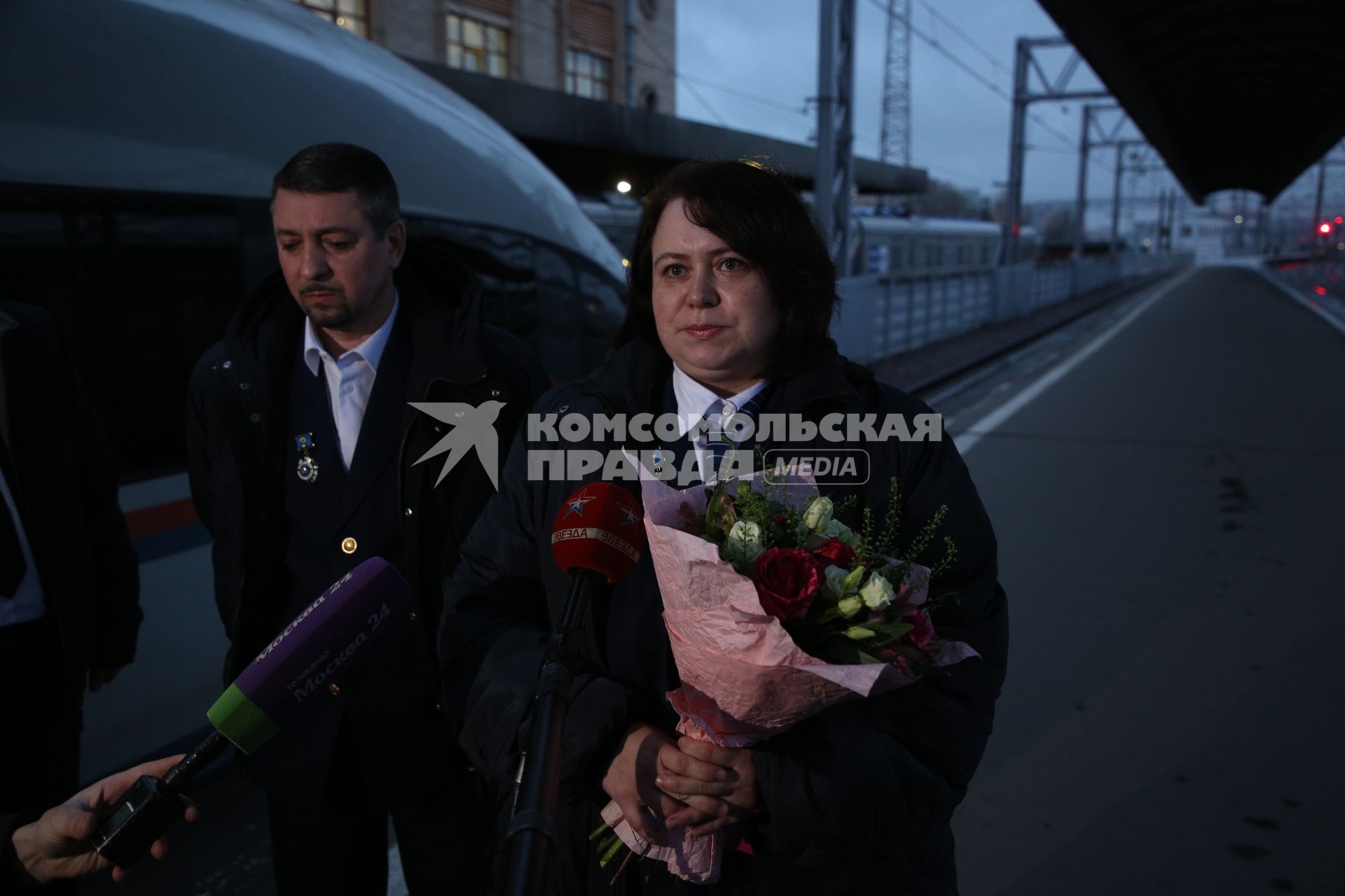 Санкт-Петербург. Инспектор по станциям службы контроля на метрополитене Альберт Сибирских и дежурная по станции `Технологически институт` Нина Шмелева вернулись из Москвы, где былы награждены знаком `Почетный работник транспорта РФ` за оказание помощи людям, пострадавшим в результате теракта в вагоне поезда