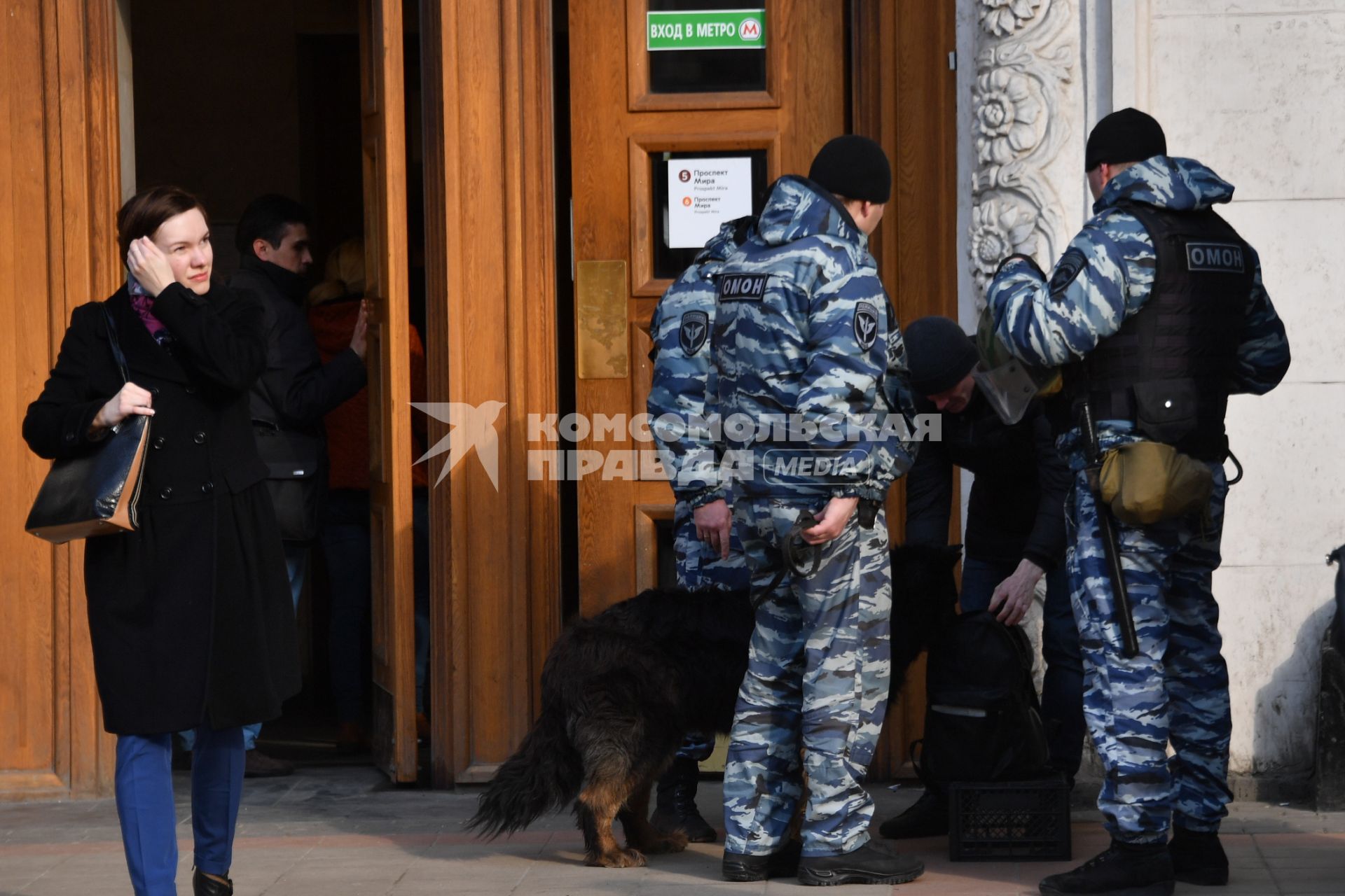 Москва. Усиление мер безопасности в московском метрополитене после взрыва в вагоне метро в Санкт-Петербурге. Сотрудники полиции с собакой во время досмотра вещей при входе на станцию `Проспект Мира-кольцевая`.