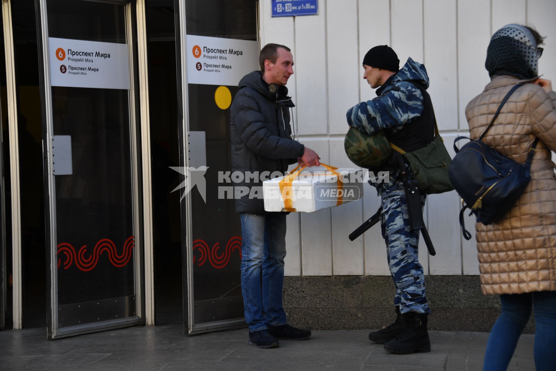 Москва. Усиление мер безопасности в московском метрополитене после взрыва в вагоне метро в Санкт-Петербурге. Сотрудник ОМОН во время досмотра вещей при входе на станцию метро `Проспект Мира`.