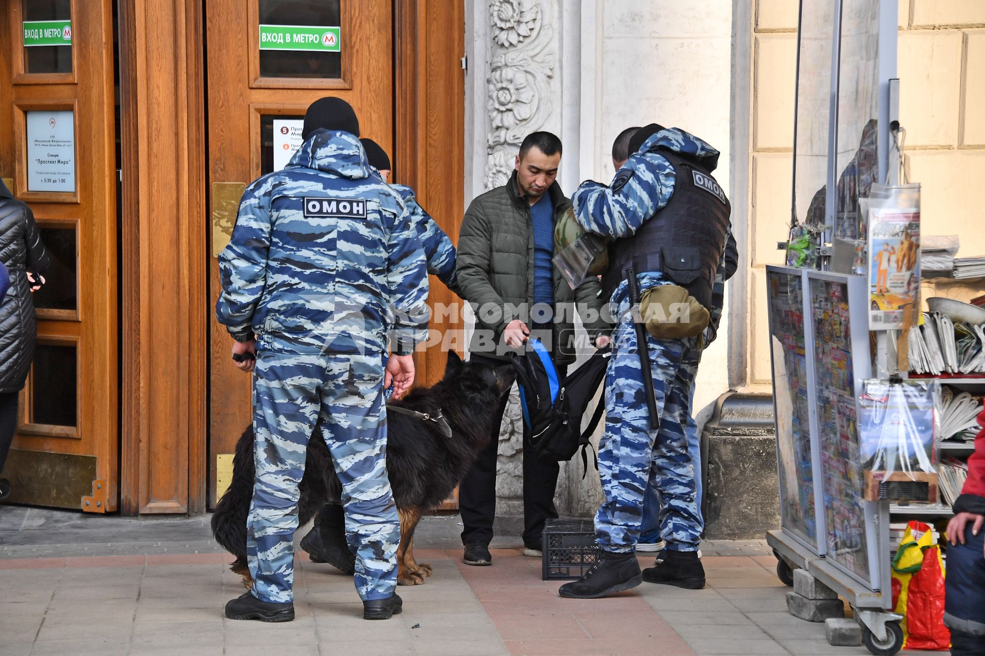 Москва. Усиление мер безопасности в московском метрополитене после взрыва в вагоне метро в Санкт-Петербурге. Сотрудники ОМОН с собакой во время досмотра вещей при входе на станцию `Проспект Мира-кольцевая`.