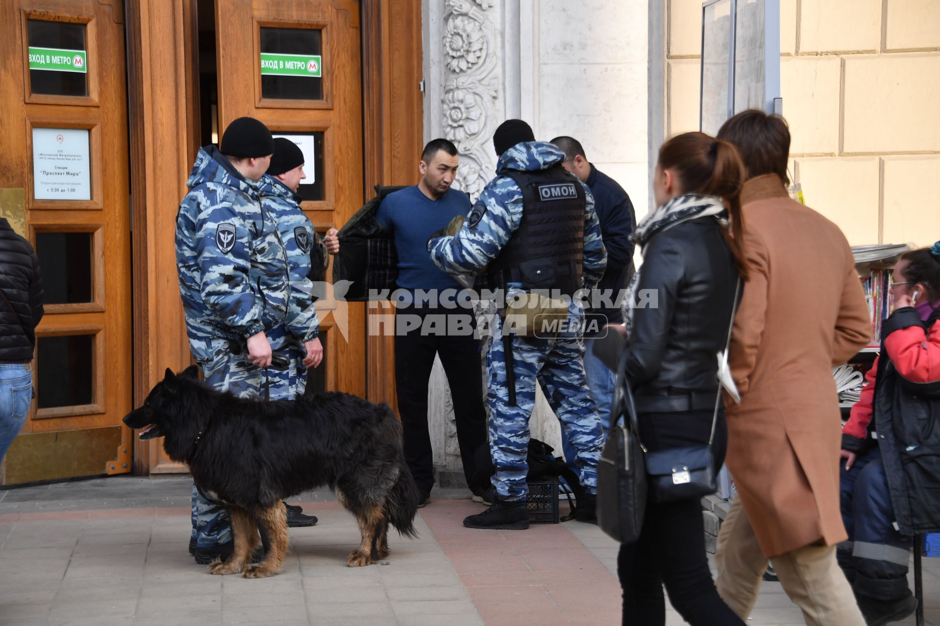 Москва. Усиление мер безопасности в московском метрополитене после взрыва в вагоне метро в Санкт-Петербурге. Сотрудники ОМОН с собакой во время досмотра вещей при входе на станцию `Проспект Мира-кольцевая`.